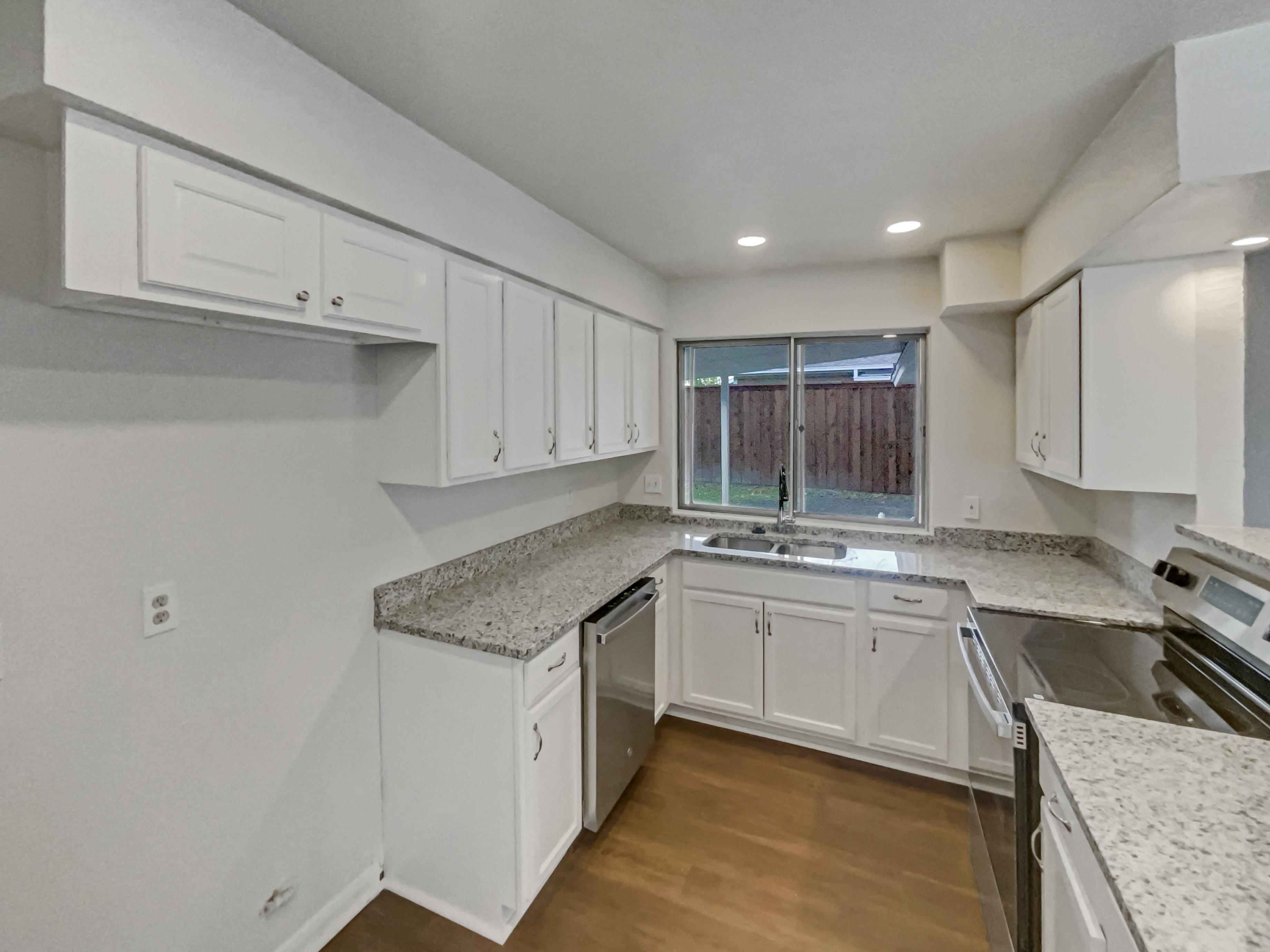 Photo 8 of 25 of 1426 Whiteoak Dr, Garland, TX
