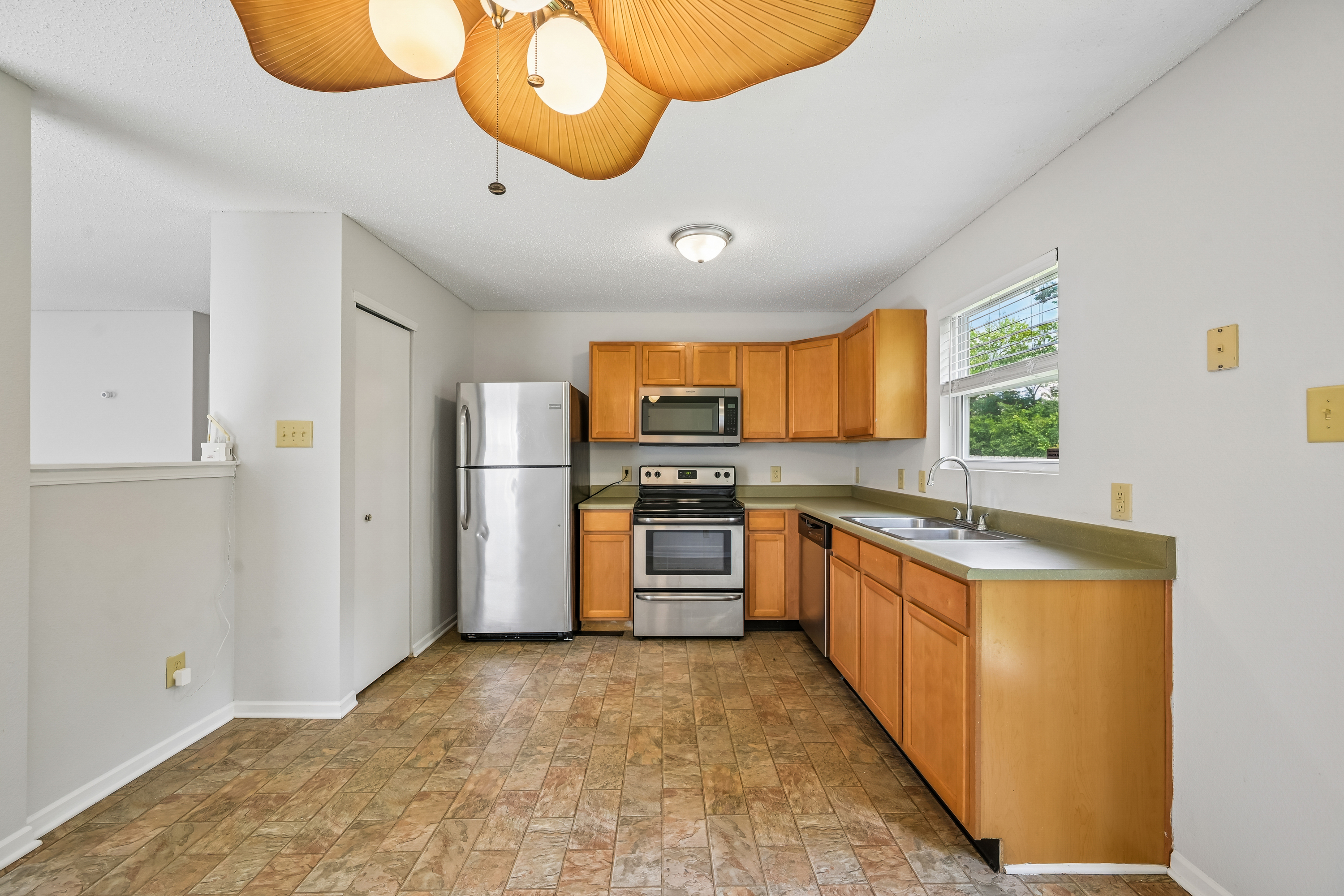 Photo 2 of 29 of 11355 Congaree Way, Indianapolis, IN