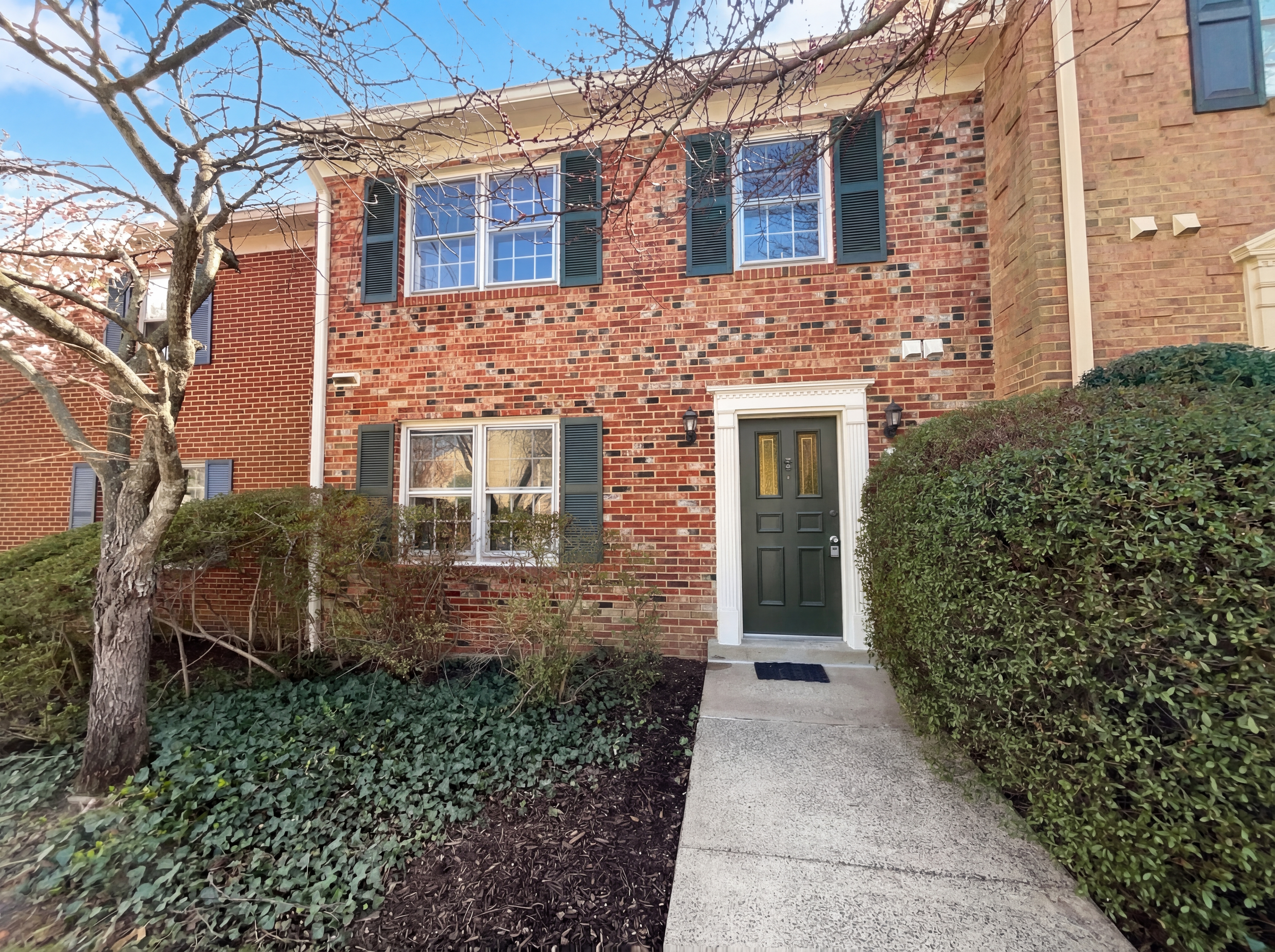 Photo 7 of 44 of 645 N Armistead St, Alexandria, VA