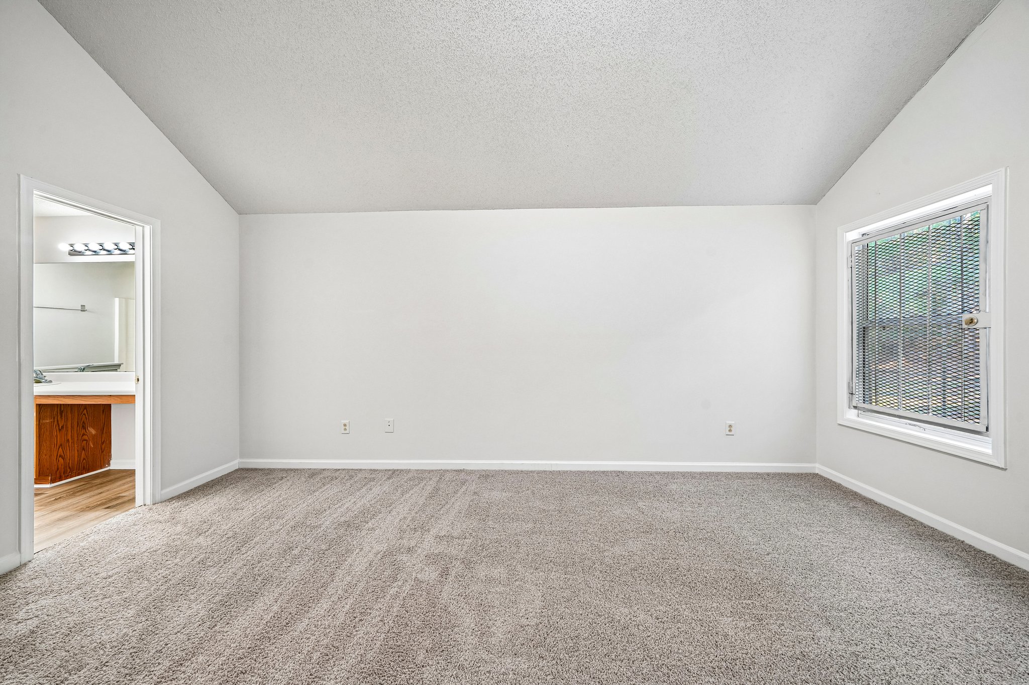 Photo 10 of 22 of 7121 Ravenwood Ln, Lithonia, GA