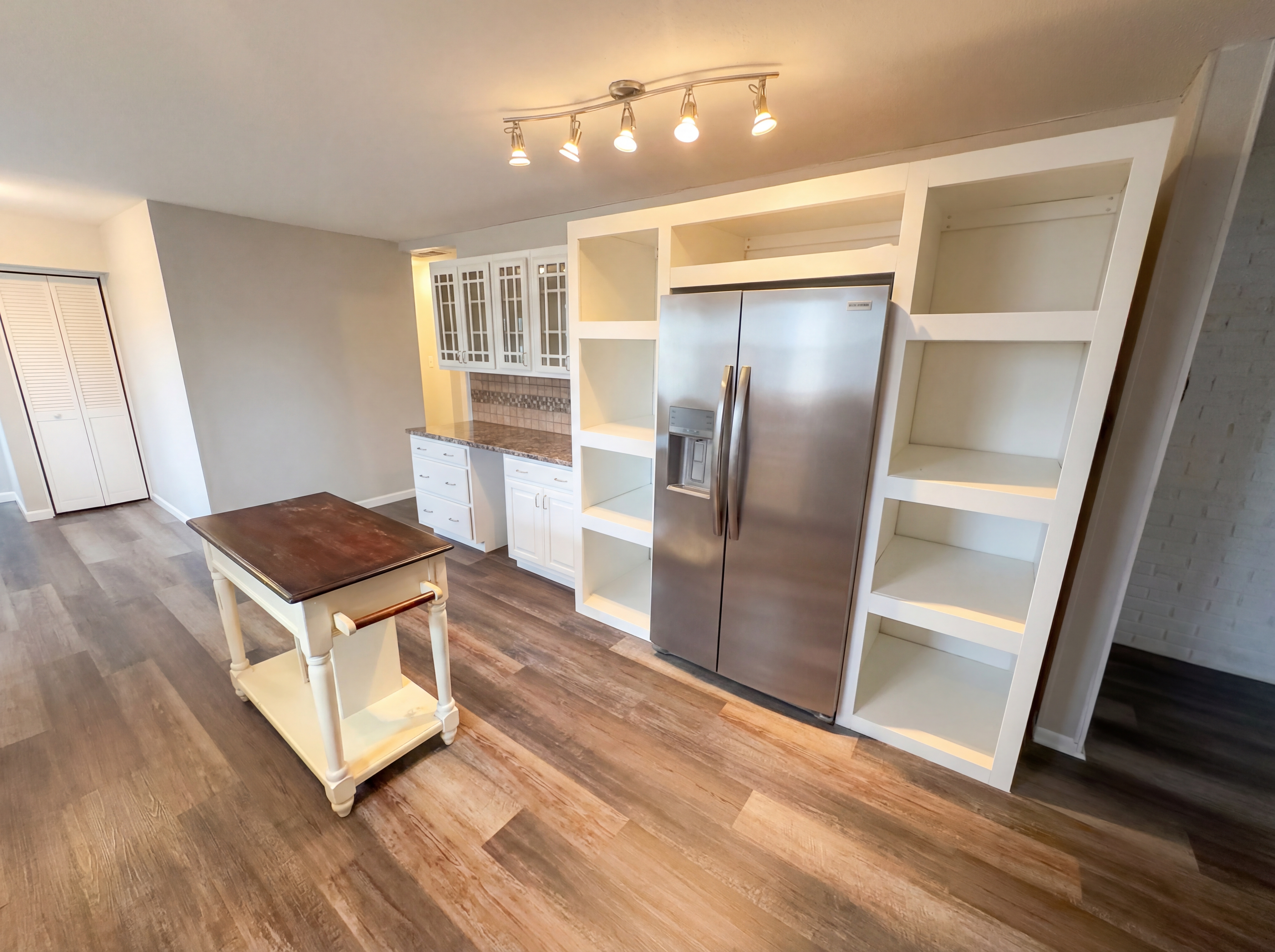 Photo 9 of 21 of 2122 Danbury Dr, Indianapolis, IN