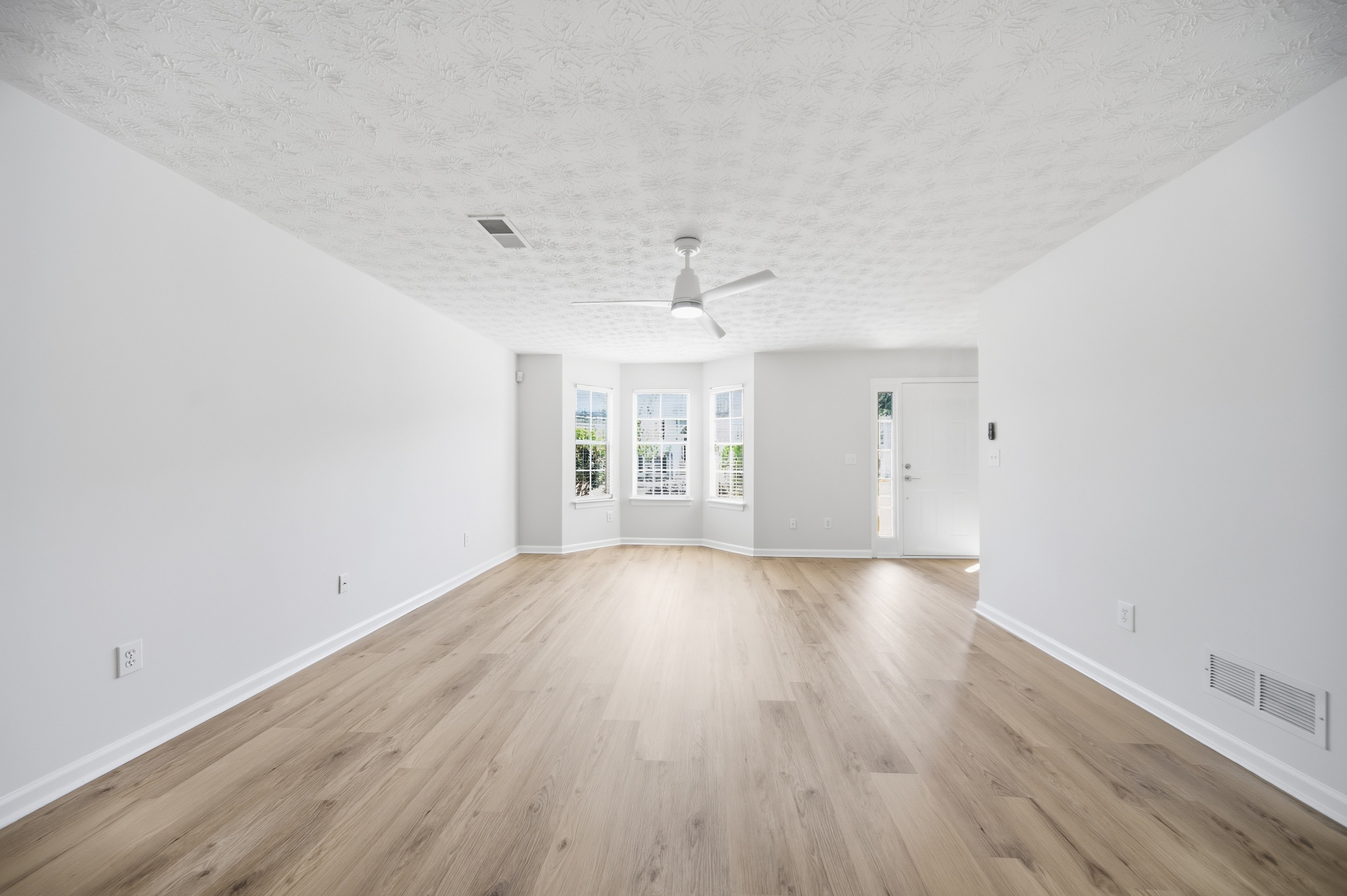 Photo 6 of 28 of 2479 Feathertree Ln, Lawrenceville, GA