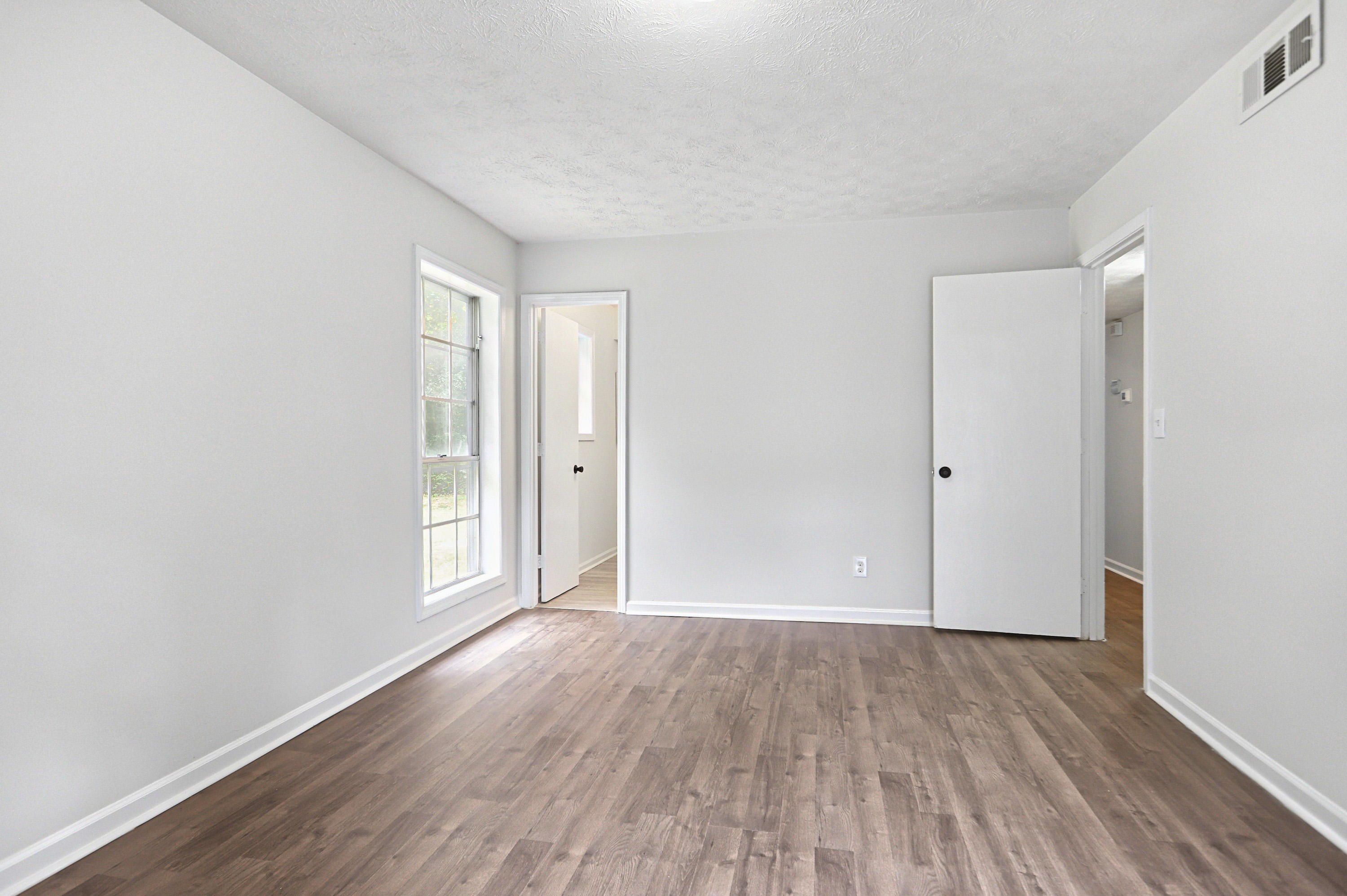 Photo 13 of 31 of 6379 Leverett Dr, Lithonia, GA
