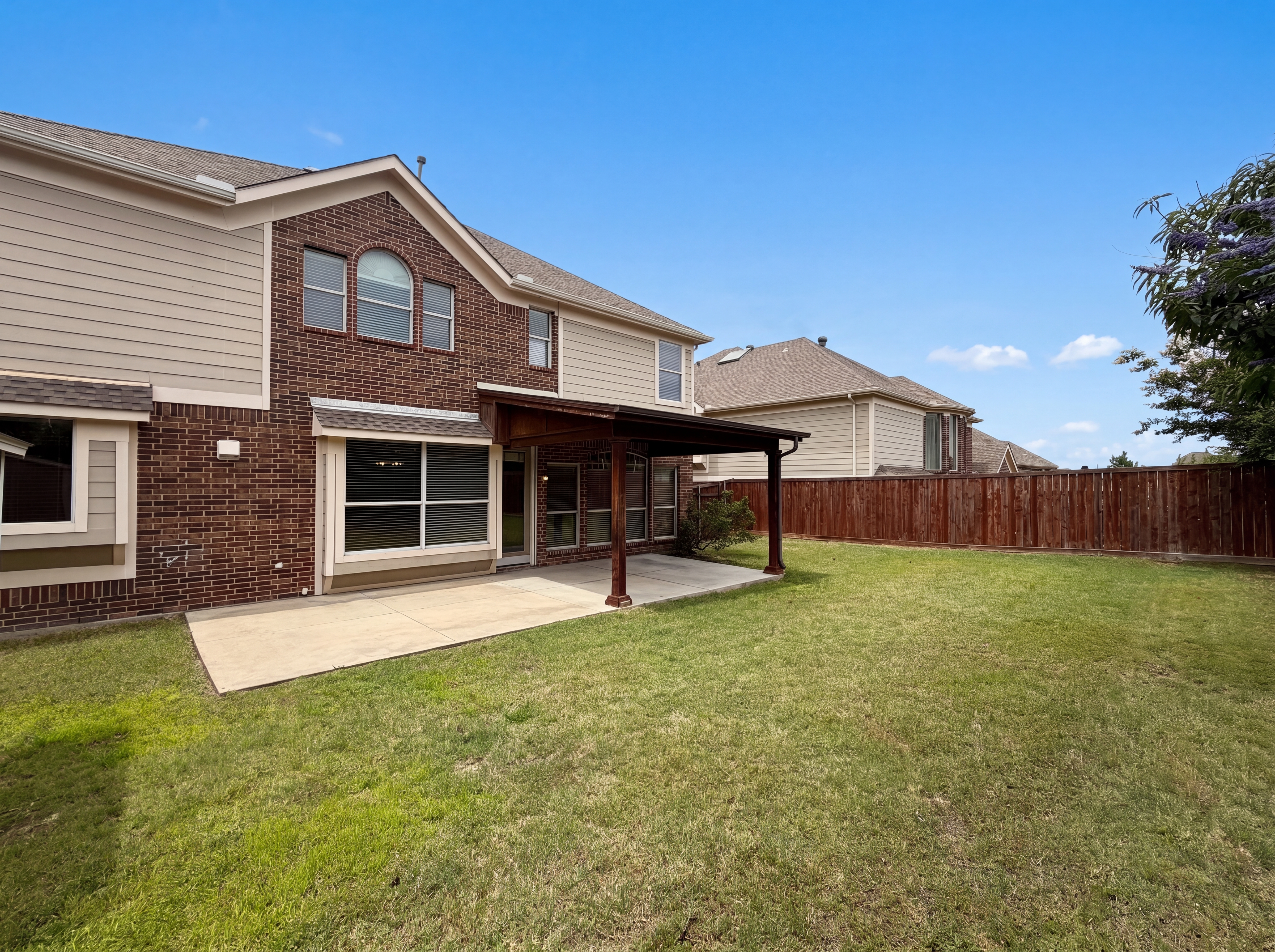 Photo 5 of 32 of 10330 Sandbar Dr, Irving, TX