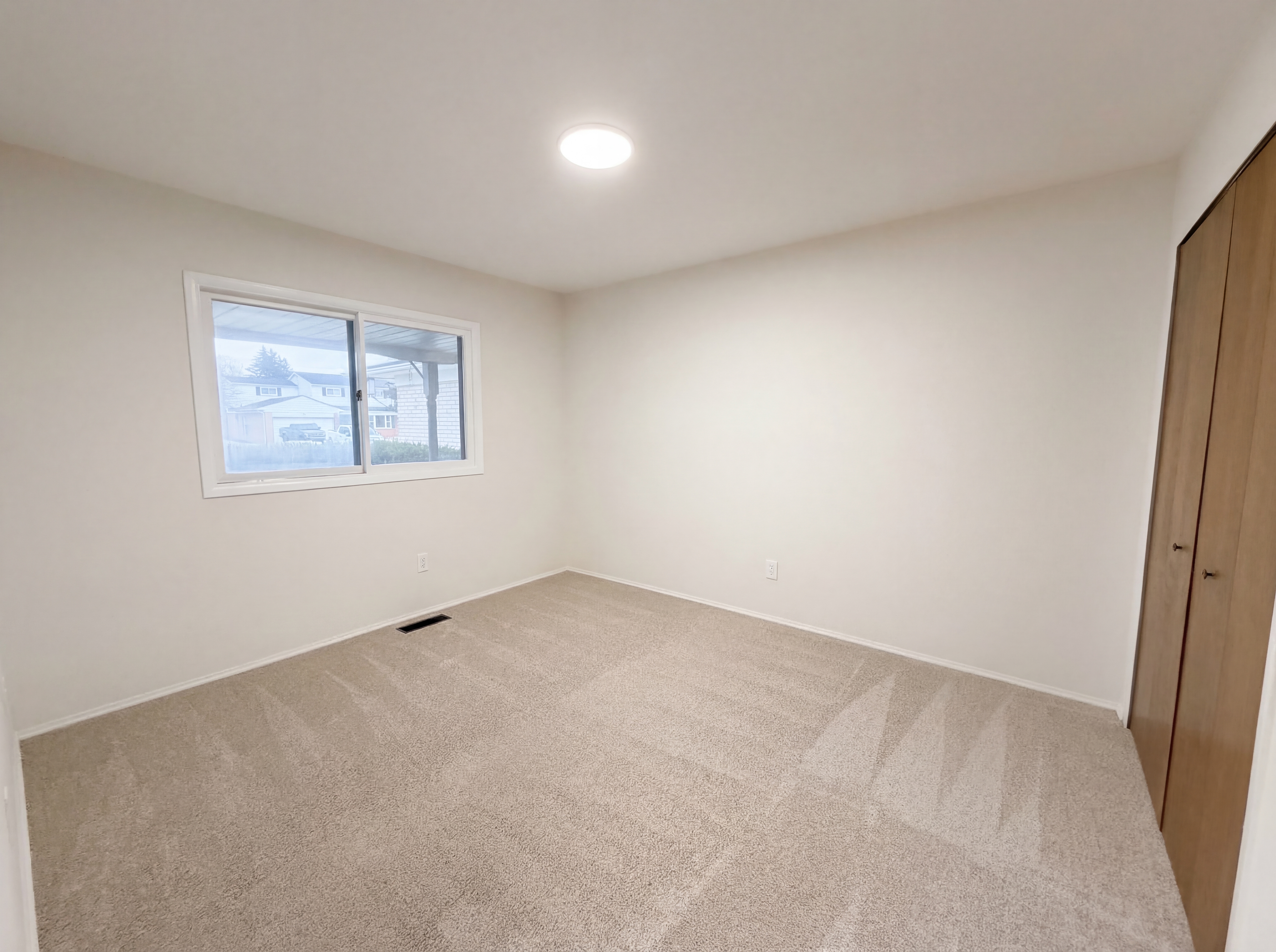 Photo 11 of 18 of 29467 Leemoor Dr, Southfield, MI
