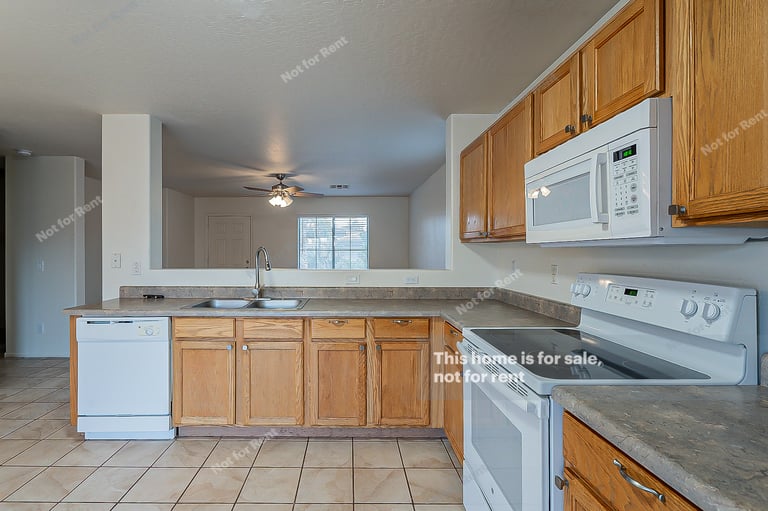 Photo 4 of 19 - 43866 W Sagebrush Trl, Maricopa, AZ 85138