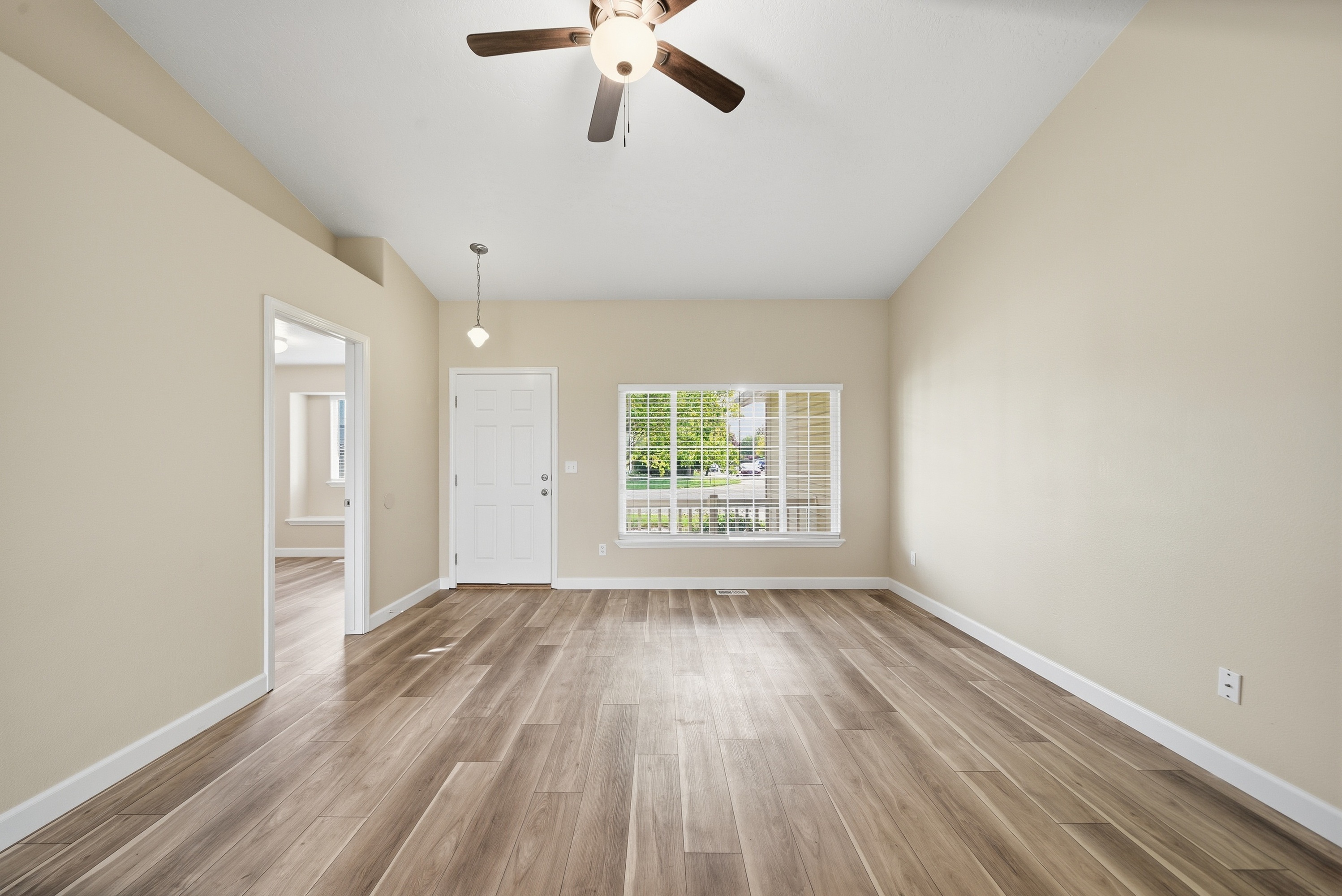 Photo 3 of 28 of 2059 N Eureka Ave, Meridian, ID