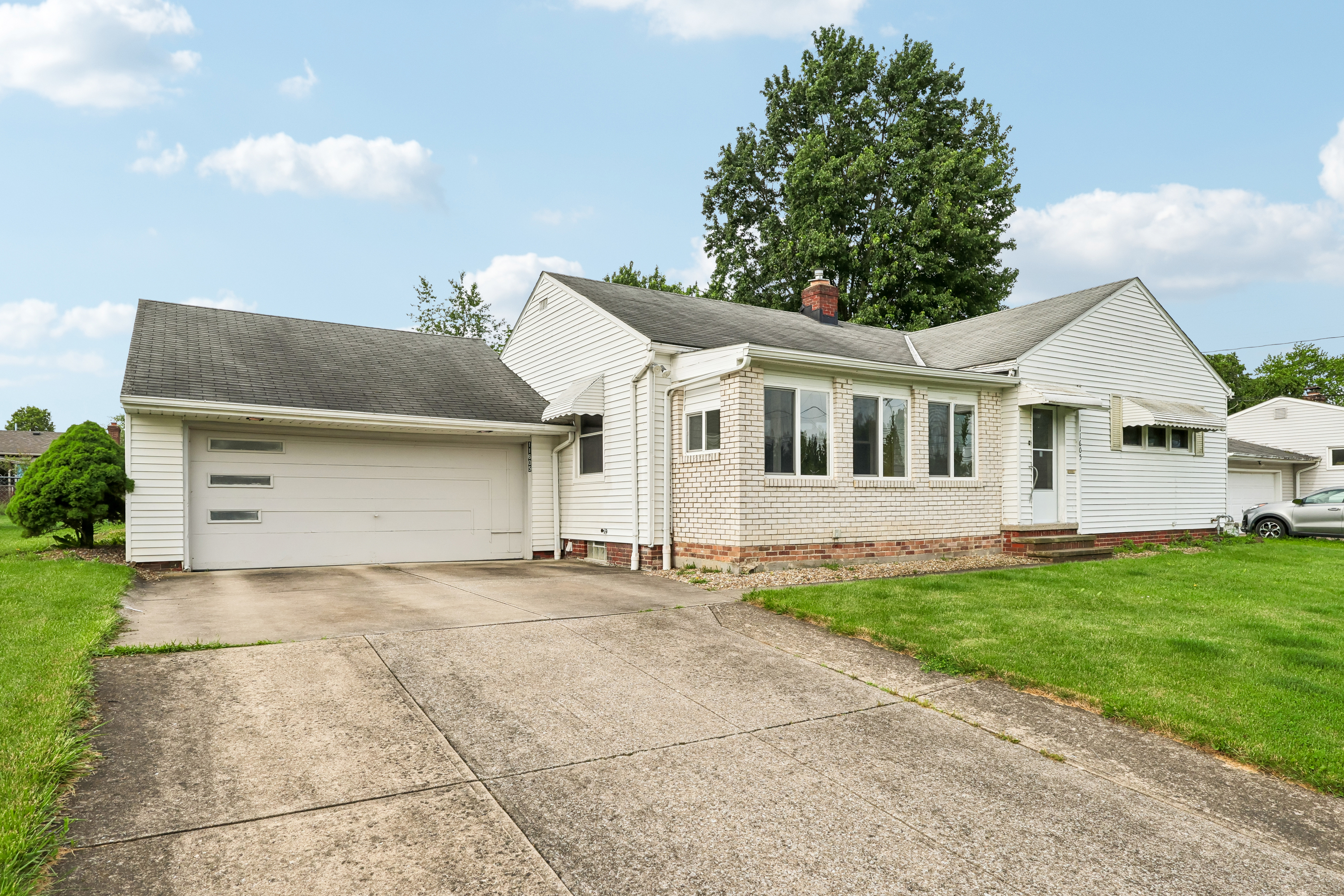 Photo 8 of 28 of 11605 Harold Dr, Cleveland, OH