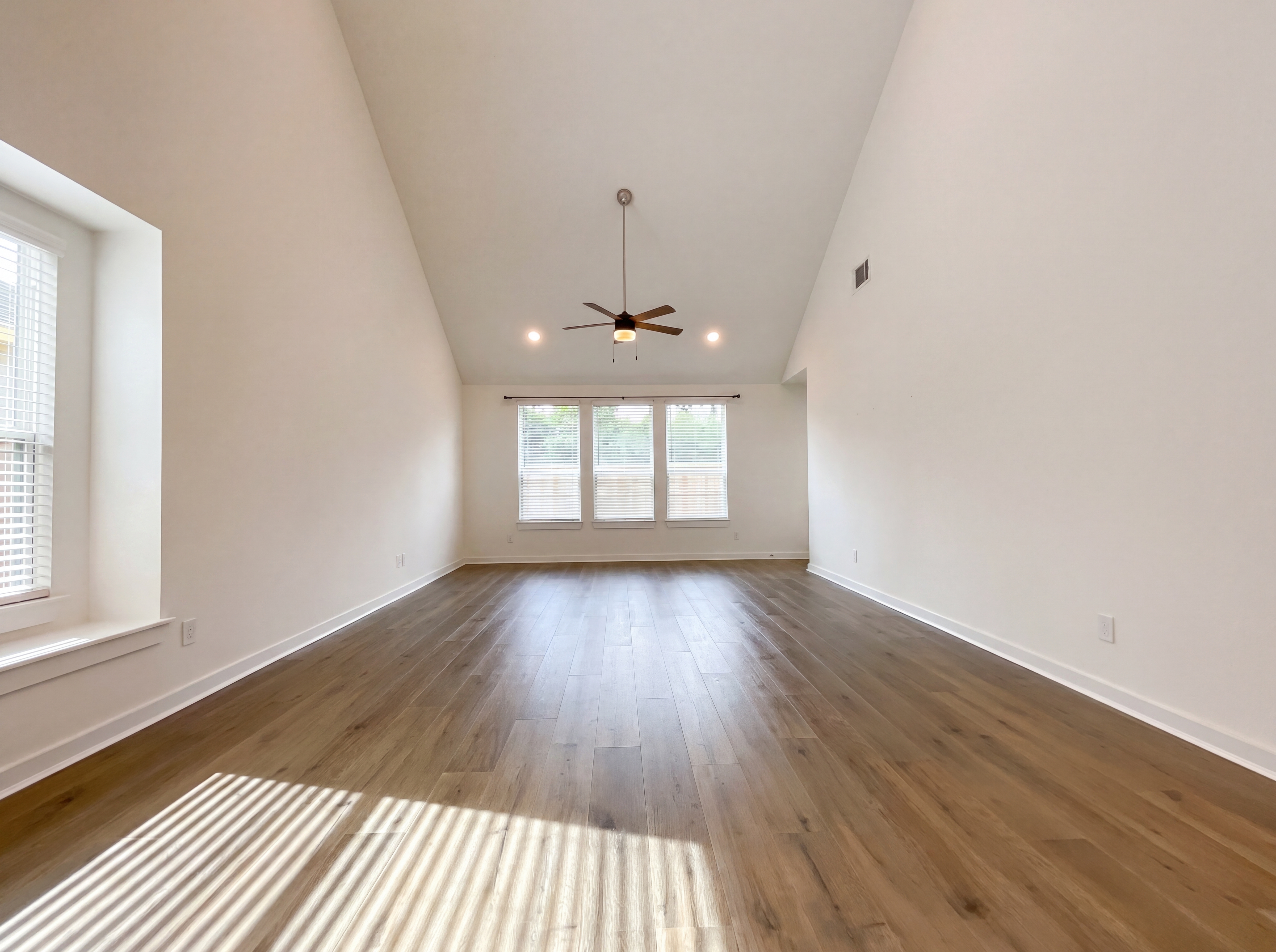 Photo 11 of 19 of 118 Neches Nook Ct, Conroe, TX