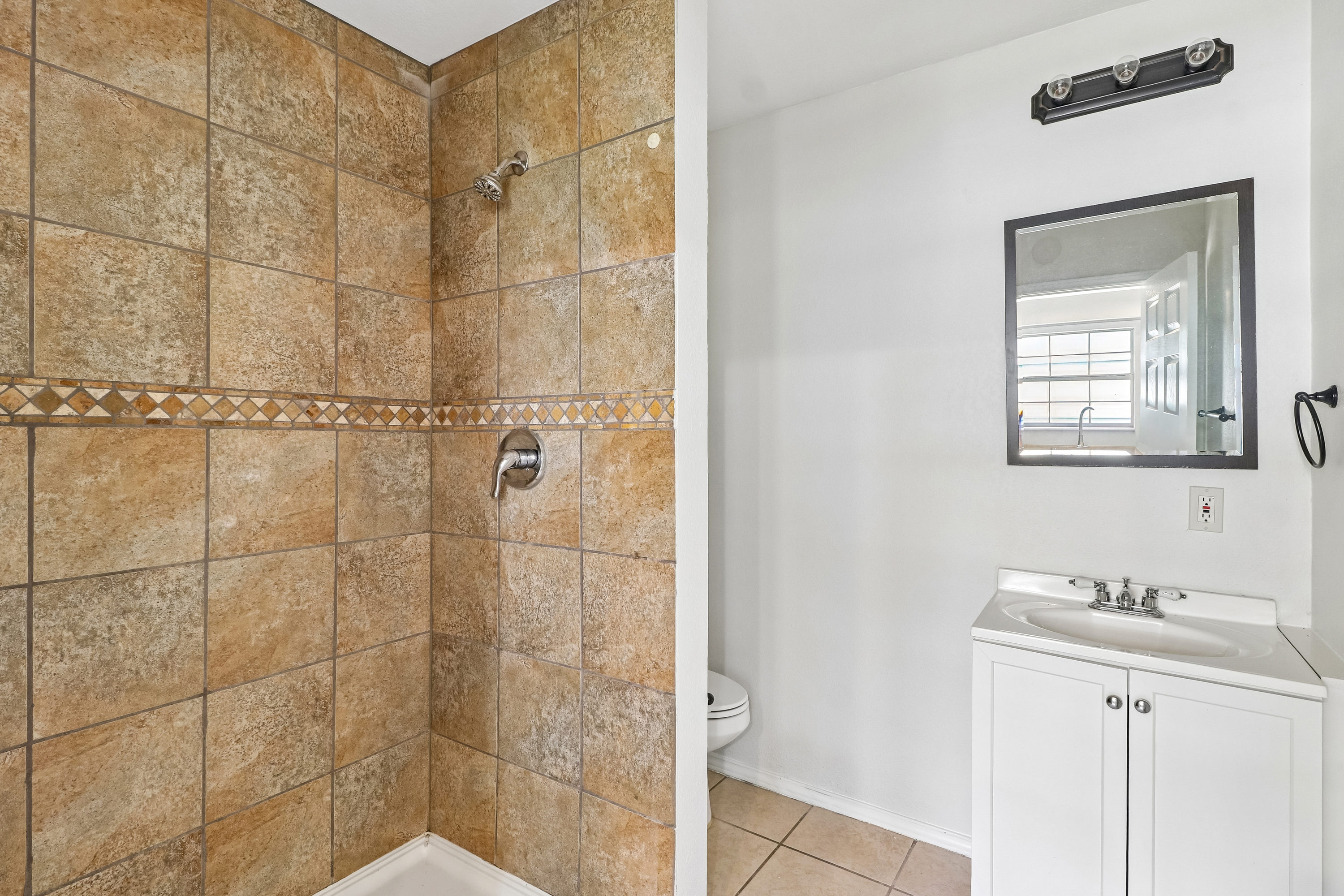 Photo 13 of 47 of 1321 E Zipp Rd, New Braunfels, TX