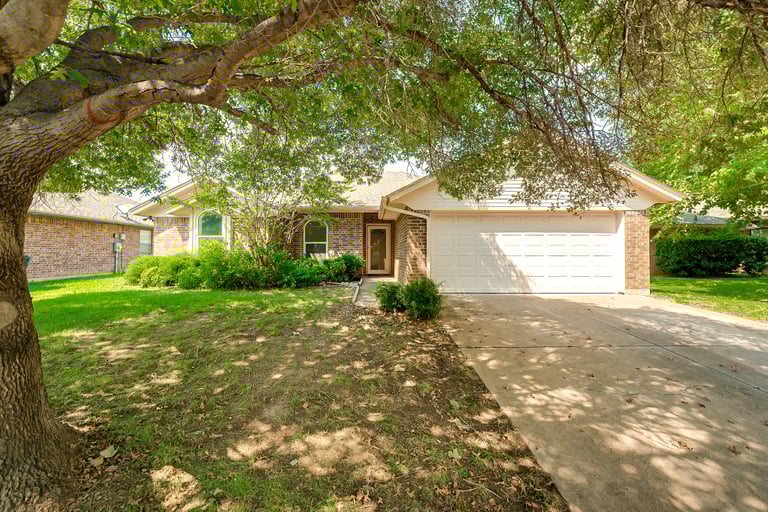 Photo 1 of 24 - 6913 Egan Way, Fort Worth, TX 76137