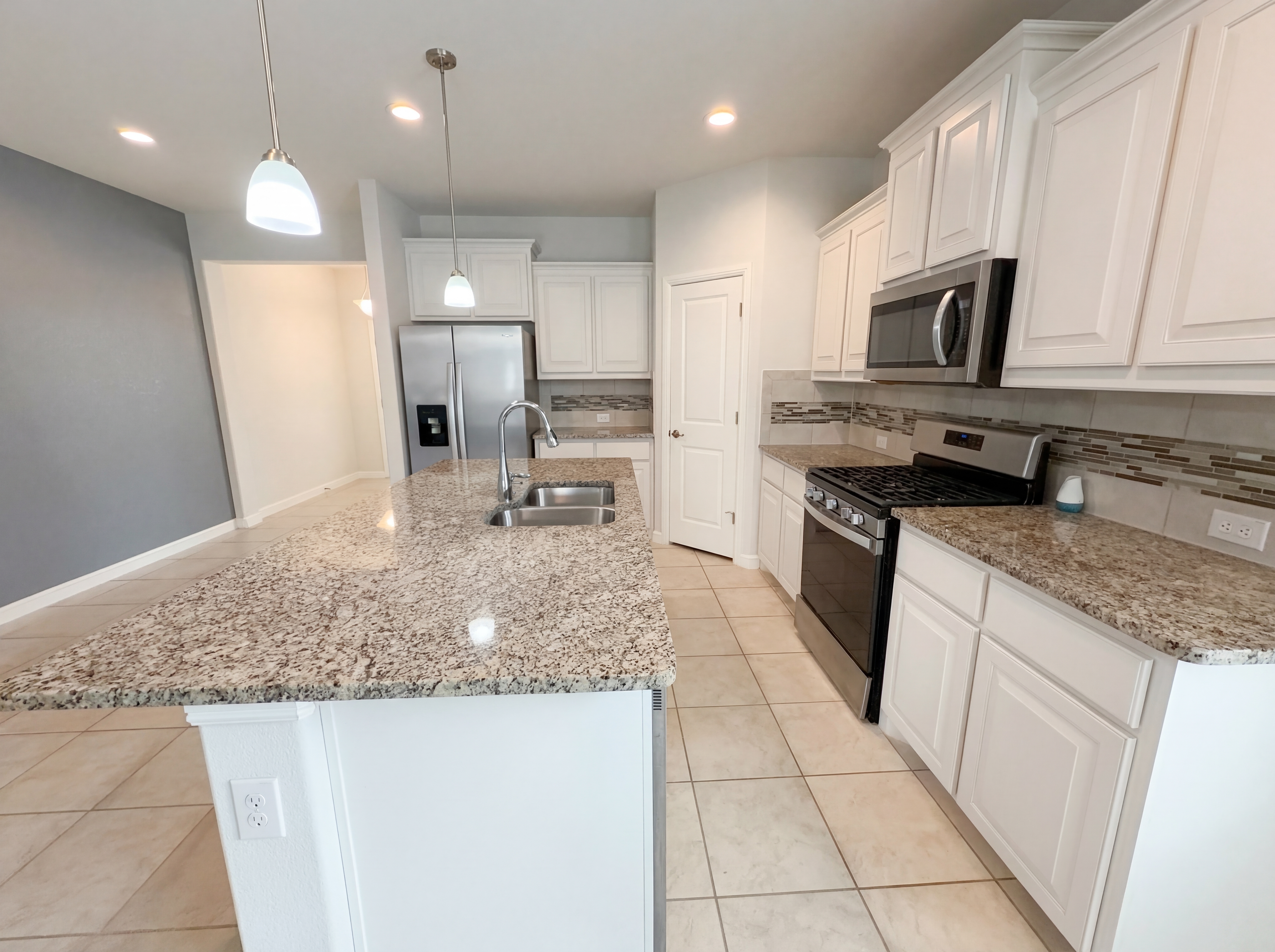Photo 2 of 16 of 2520 Allview Ln, Red Oak, TX