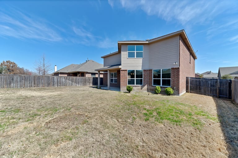 Photo 37 of 37 - 941 John Kennedy Dr, Saginaw, TX 76179