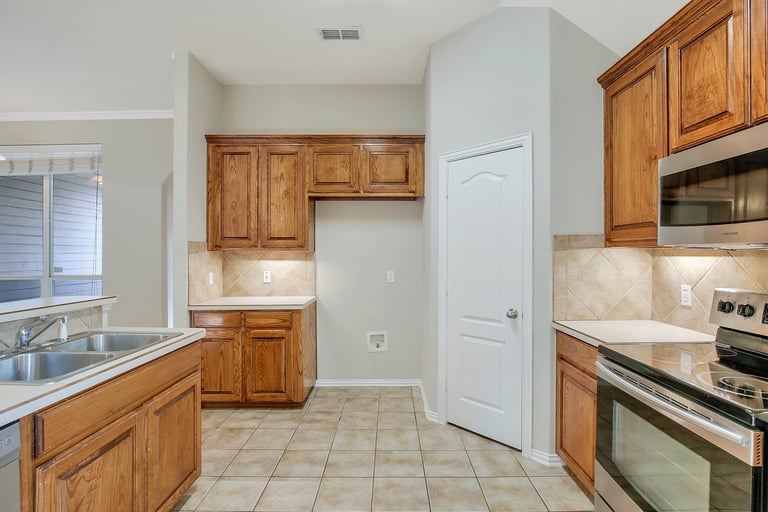 Photo 7 of 26 - 9029 River Falls Dr, Fort Worth, TX 76118