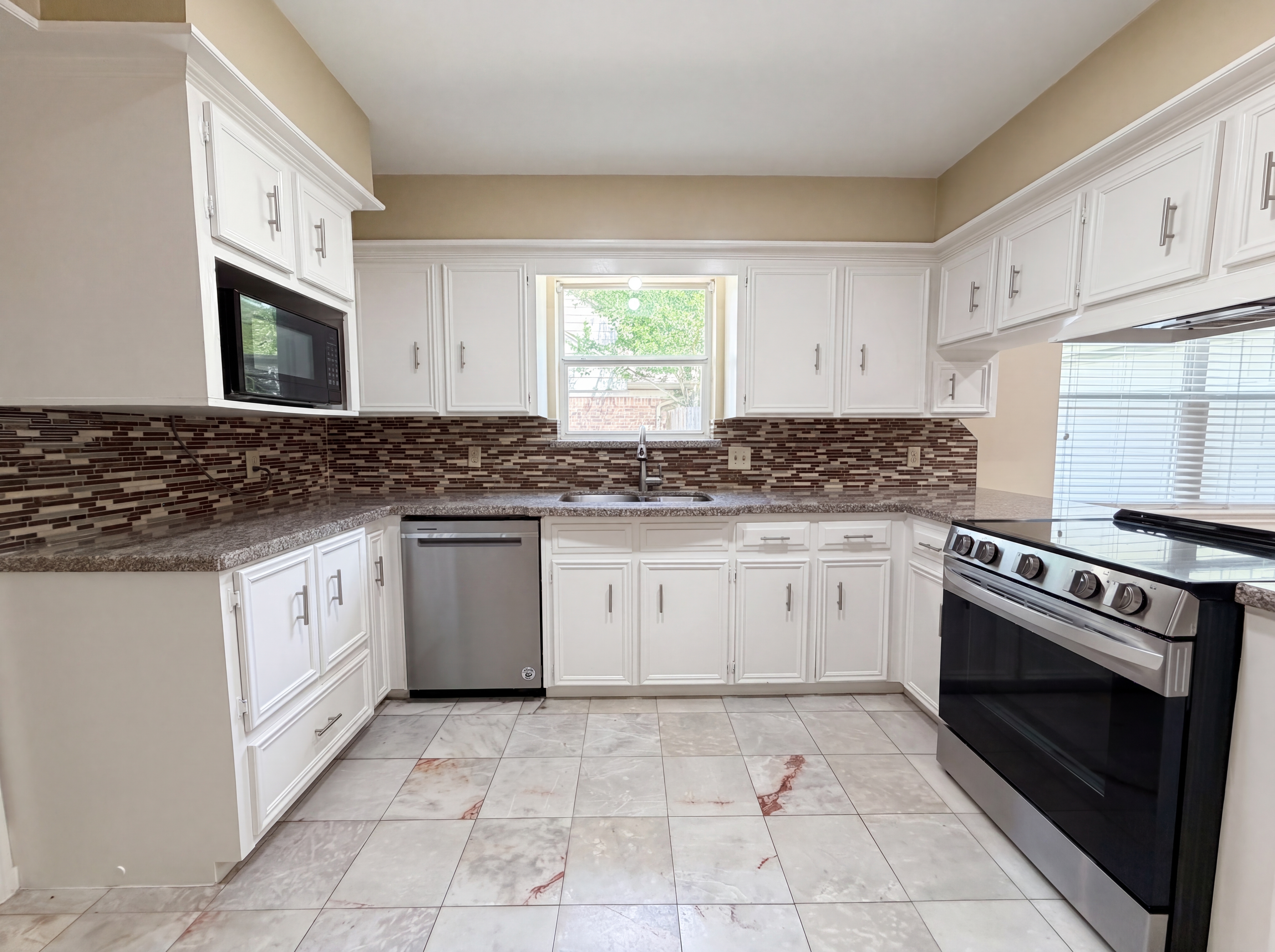 Photo 8 of 26 of 17406 Ridge Top Dr, Houston, TX