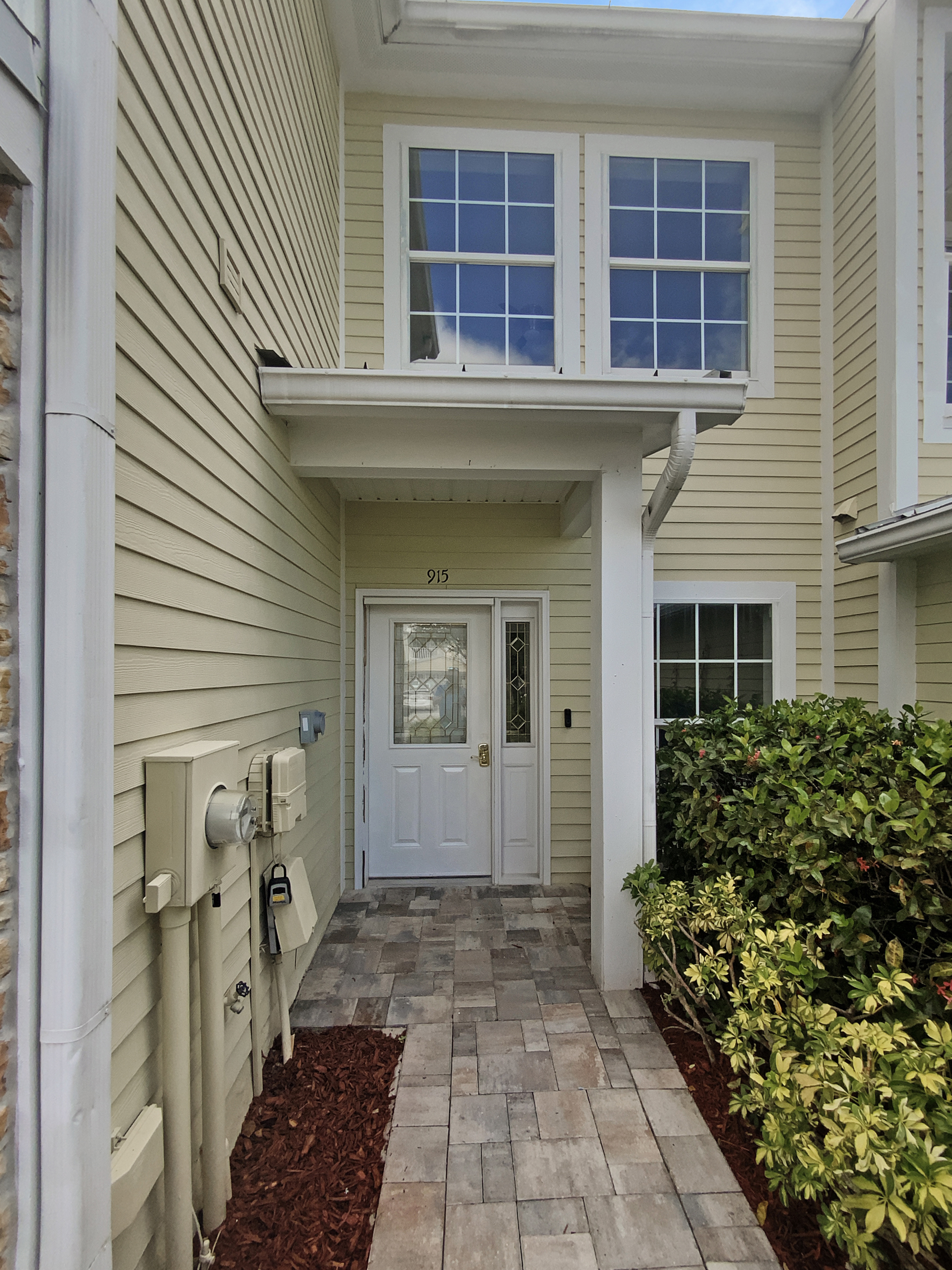Photo 3 of 32 of 915 Woodbridge Ct, Safety Harbor, FL