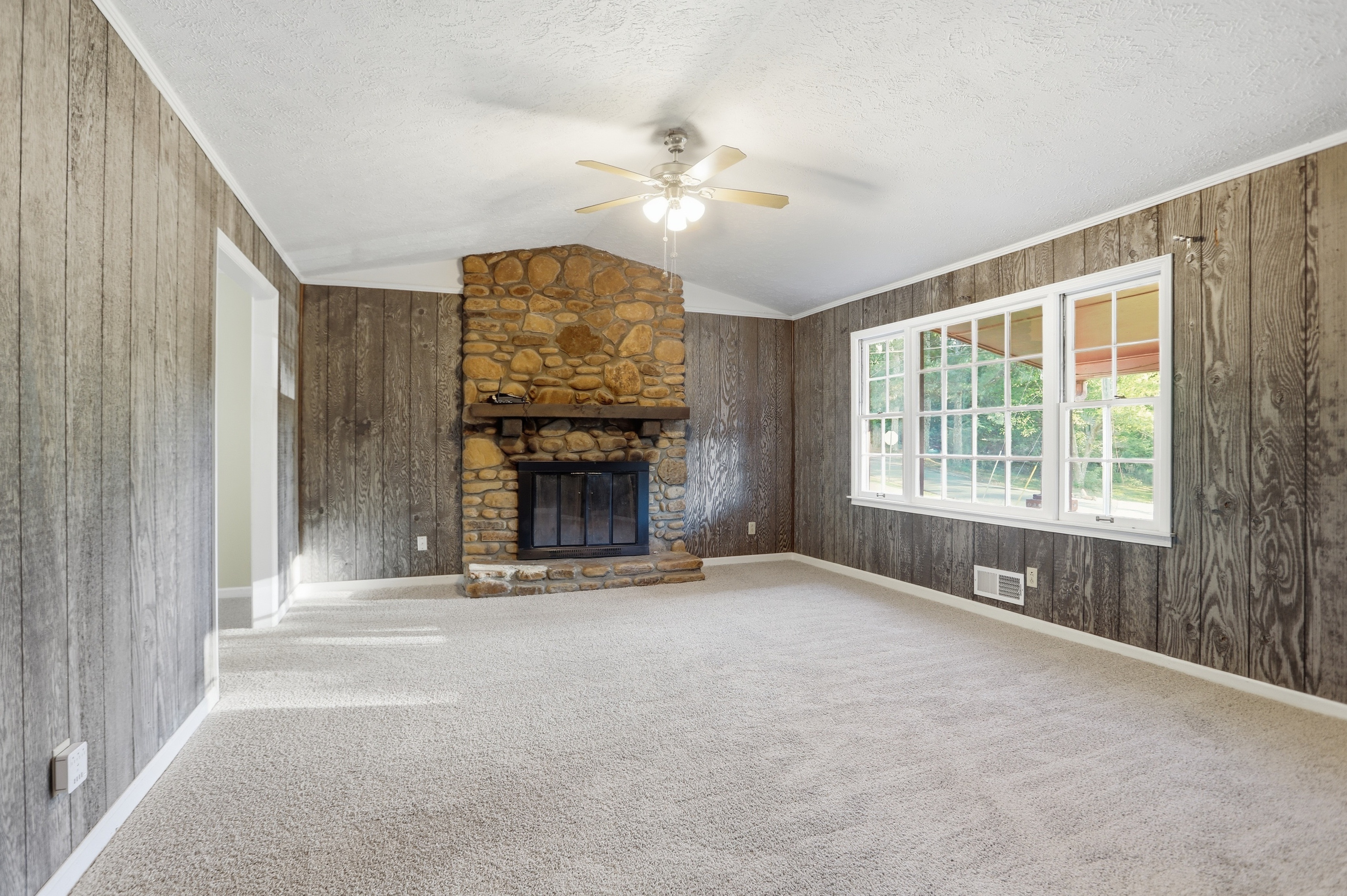 Photo 3 of 34 of 6742 Kellogg Dr, Acworth, GA