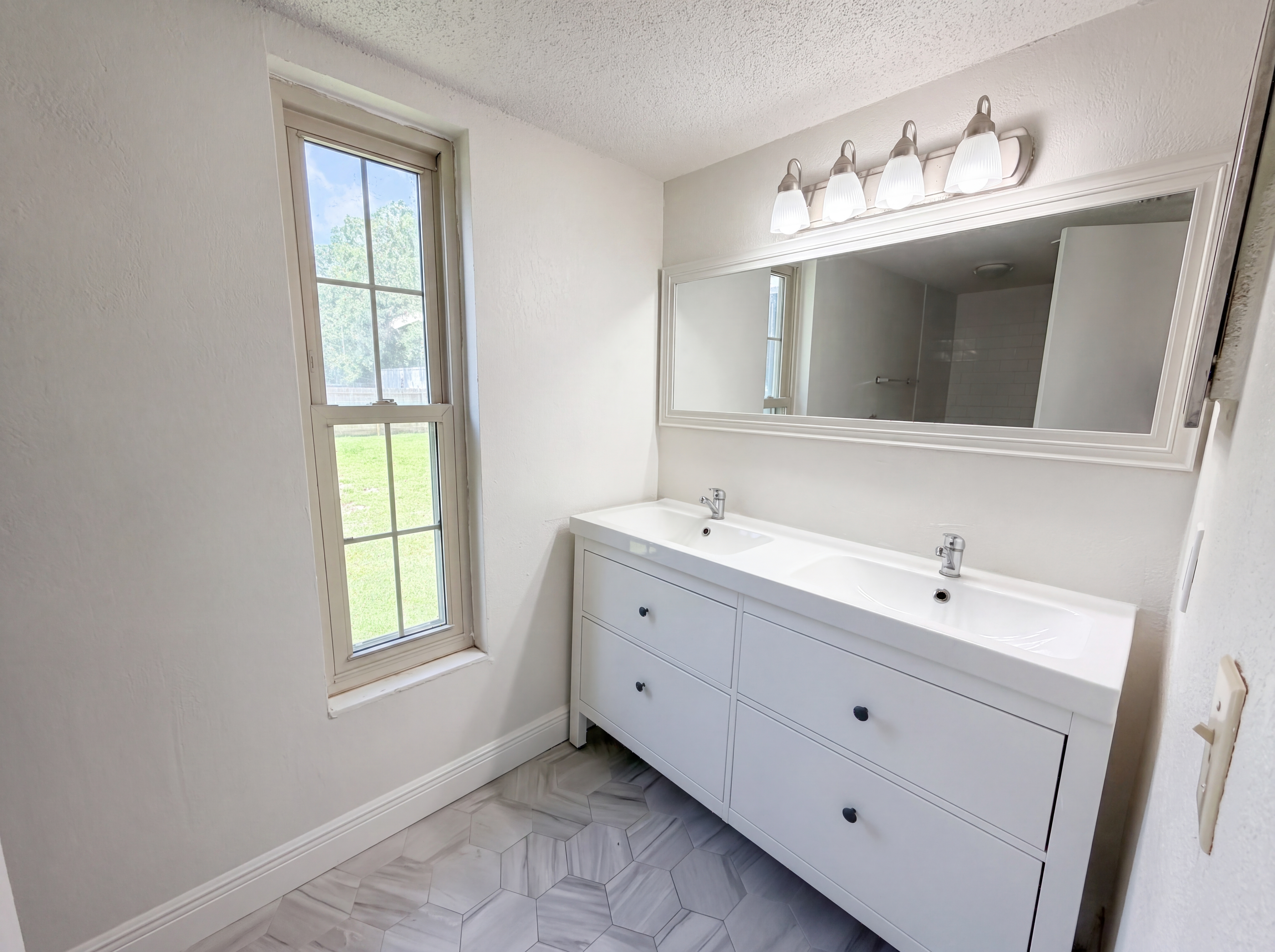 Photo 12 of 29 of 2534 Victarra Cir, Lutz, FL
