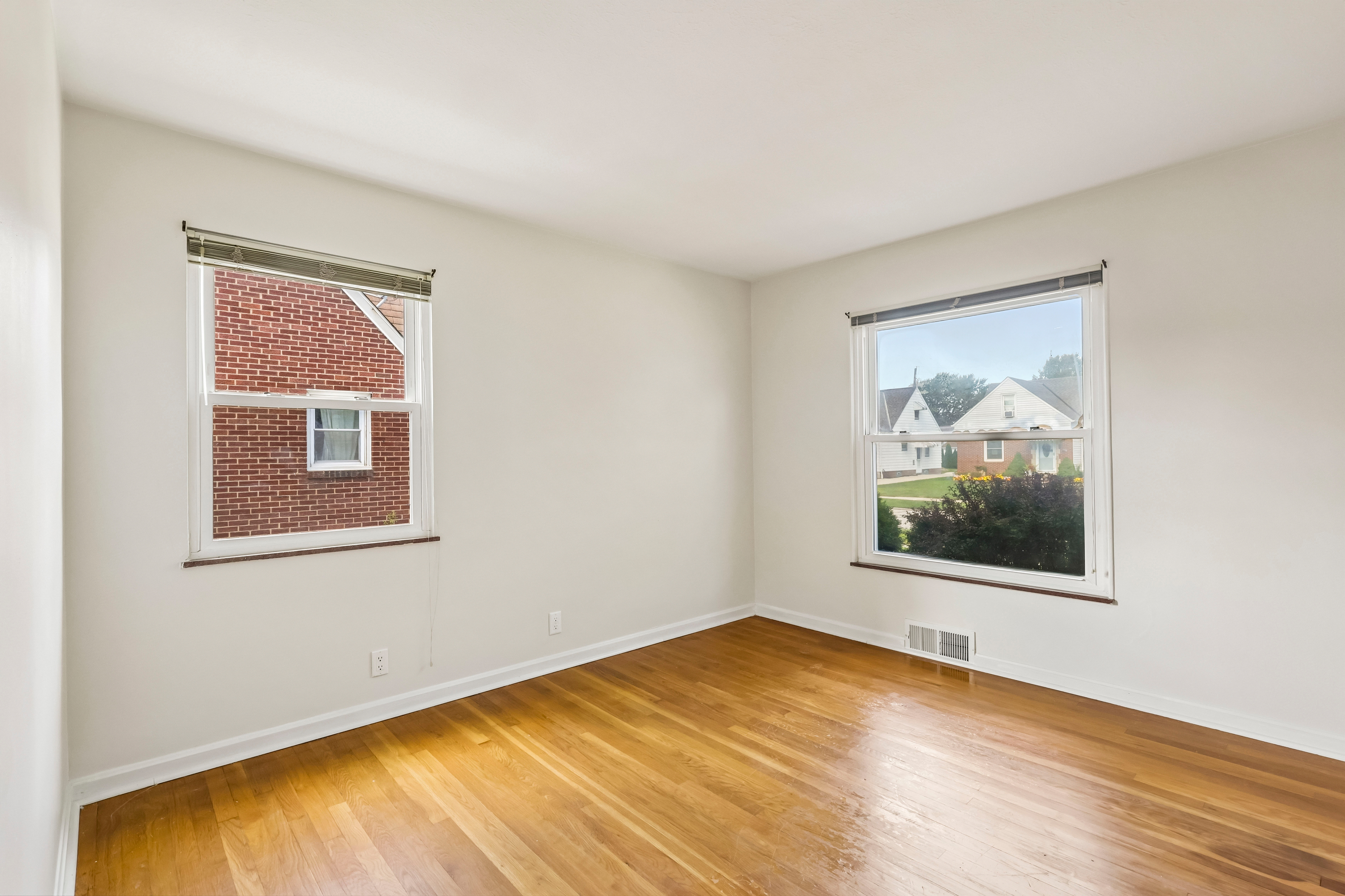 Photo 8 of 39 of 8223 Manorford Dr, Cleveland, OH
