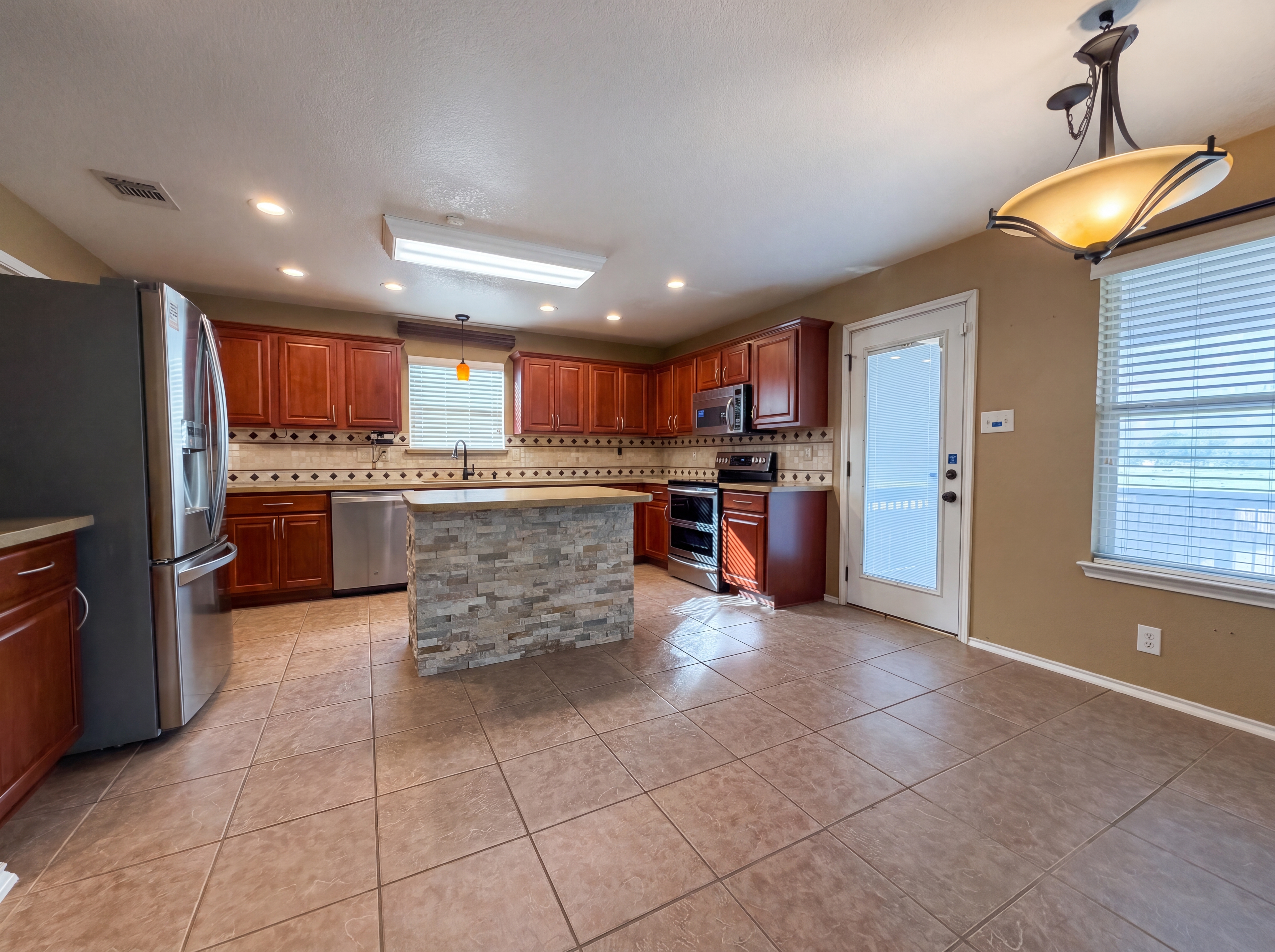 Photo 6 of 22 of 5002 Whisper Cv, Schertz, TX