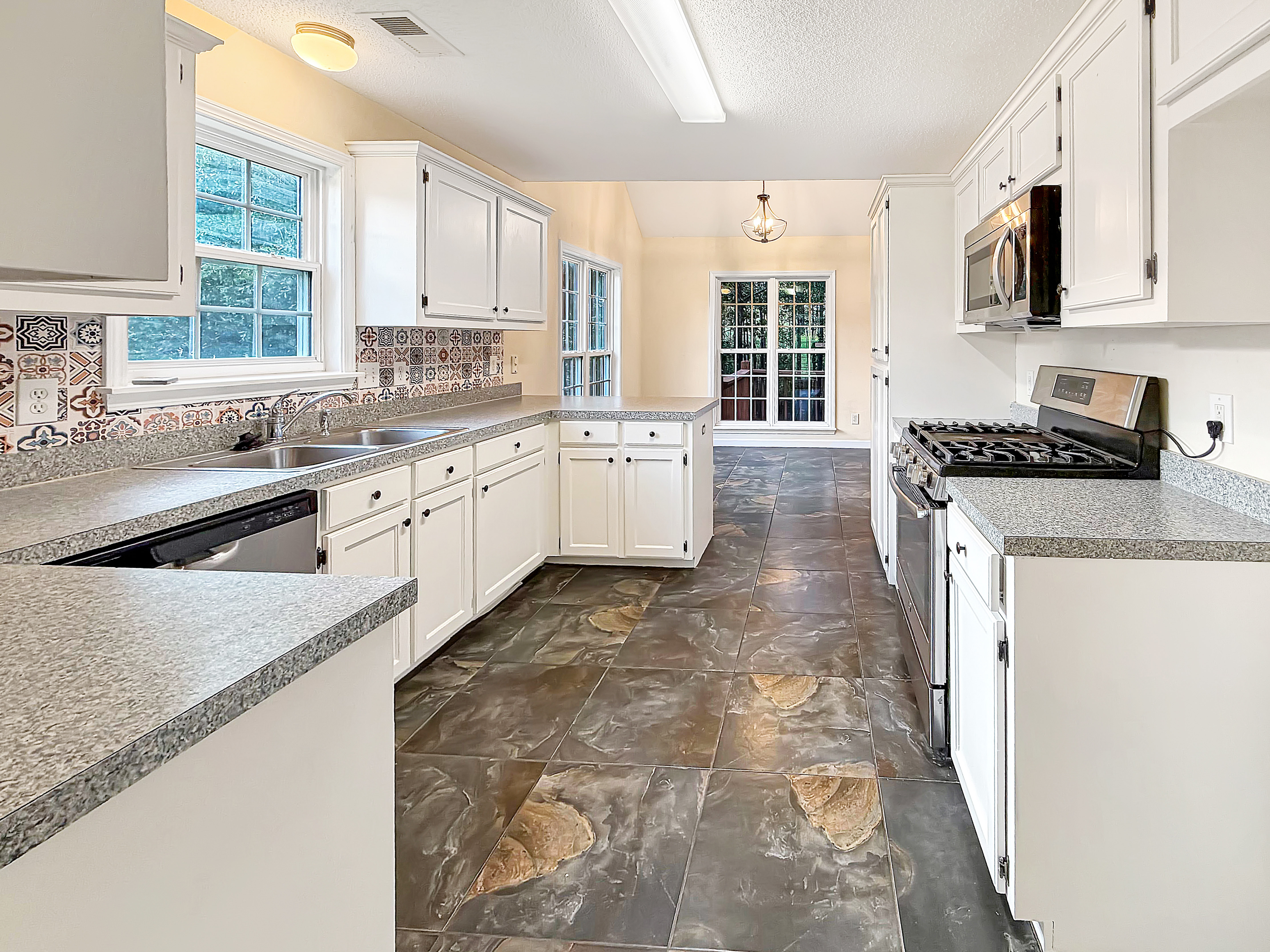 Photo 5 of 44 of 168 Hollow Tree Ct, Lugoff, SC