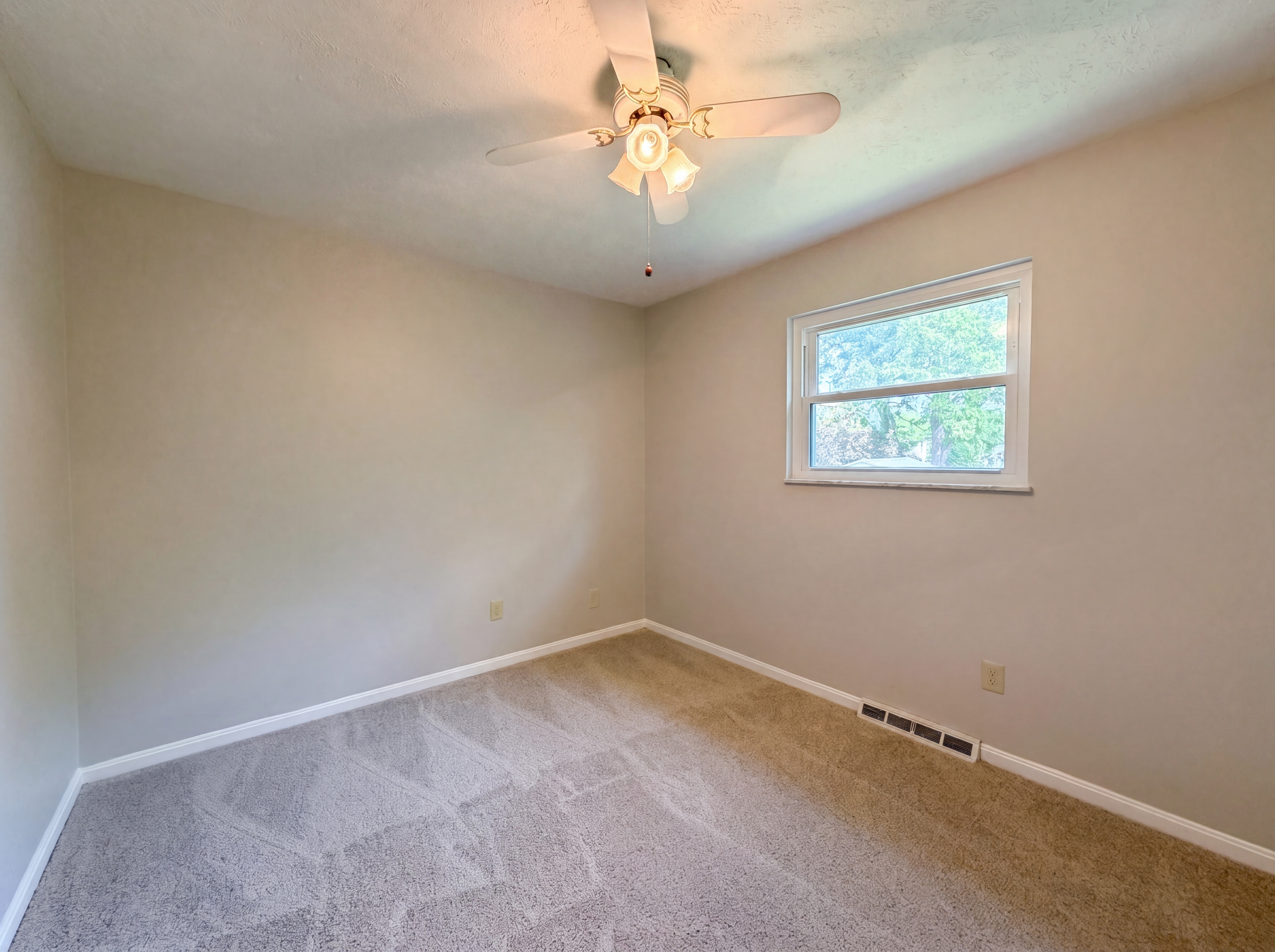 Photo 13 of 22 of 2086 Resor Rd, Fairfield, OH