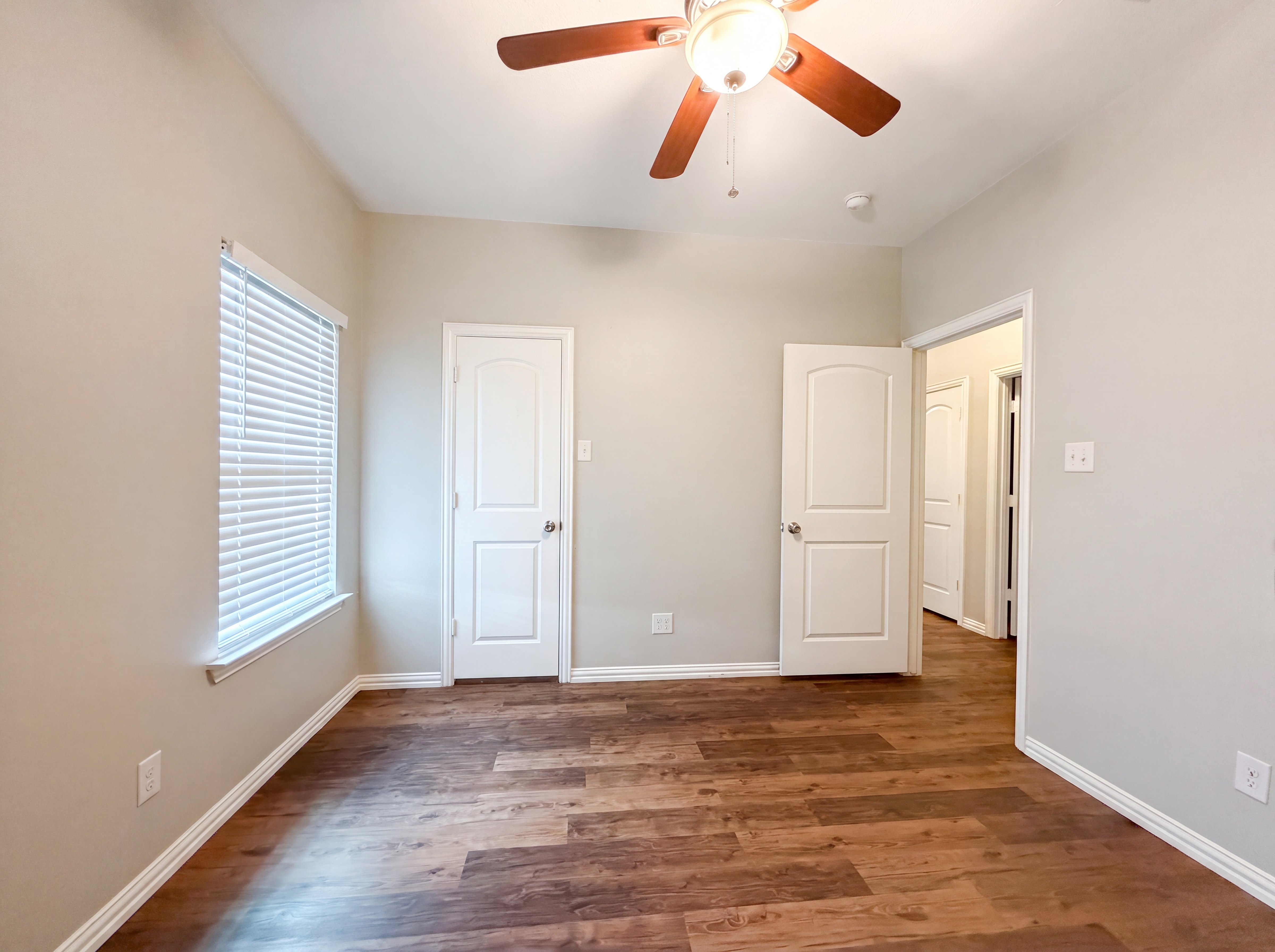 Photo 12 of 18 of 619 E Arlington Ave, Fort Worth, TX