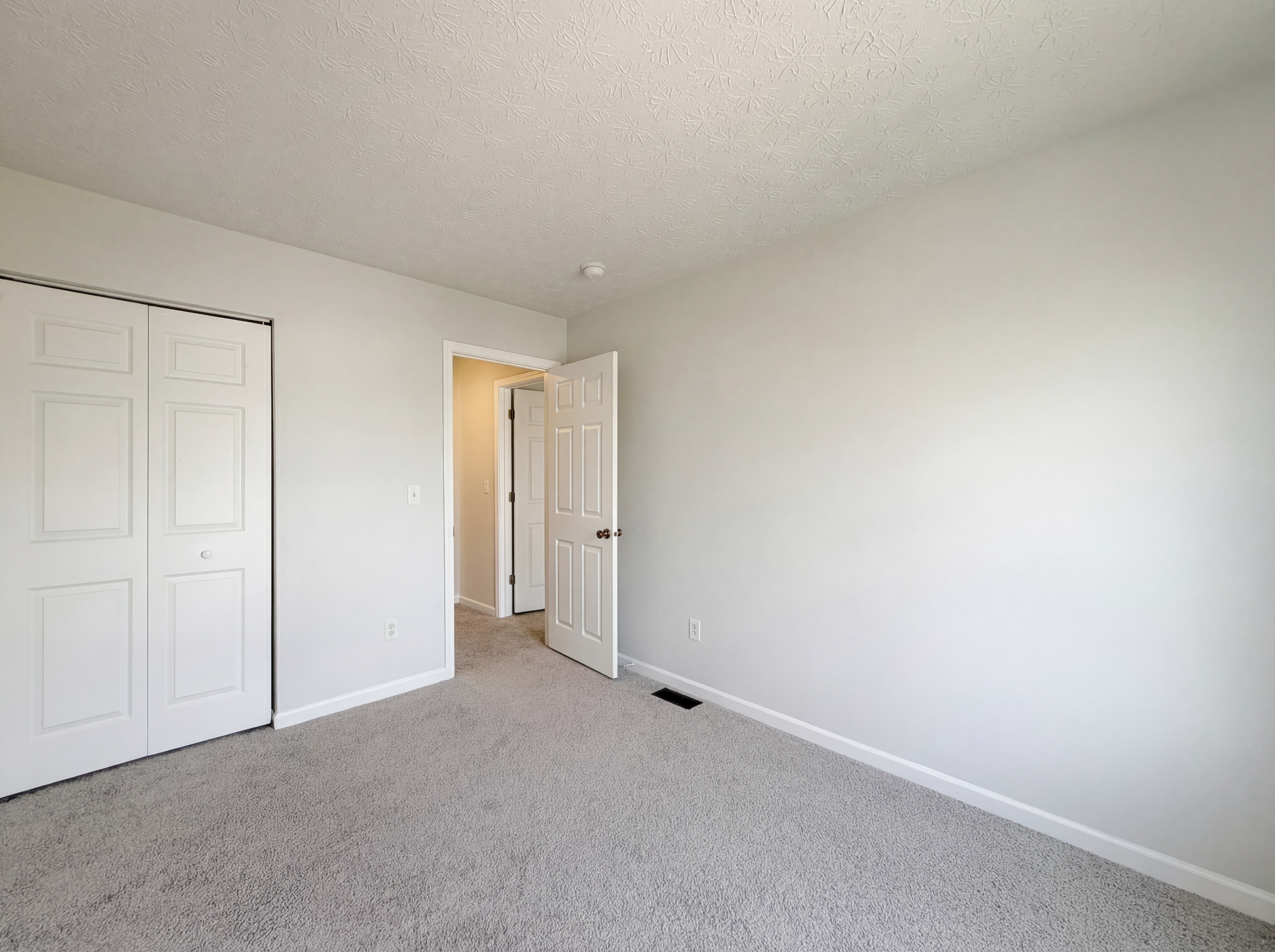 Photo 17 of 25 of 5691 Matuka Dr, Columbus, OH