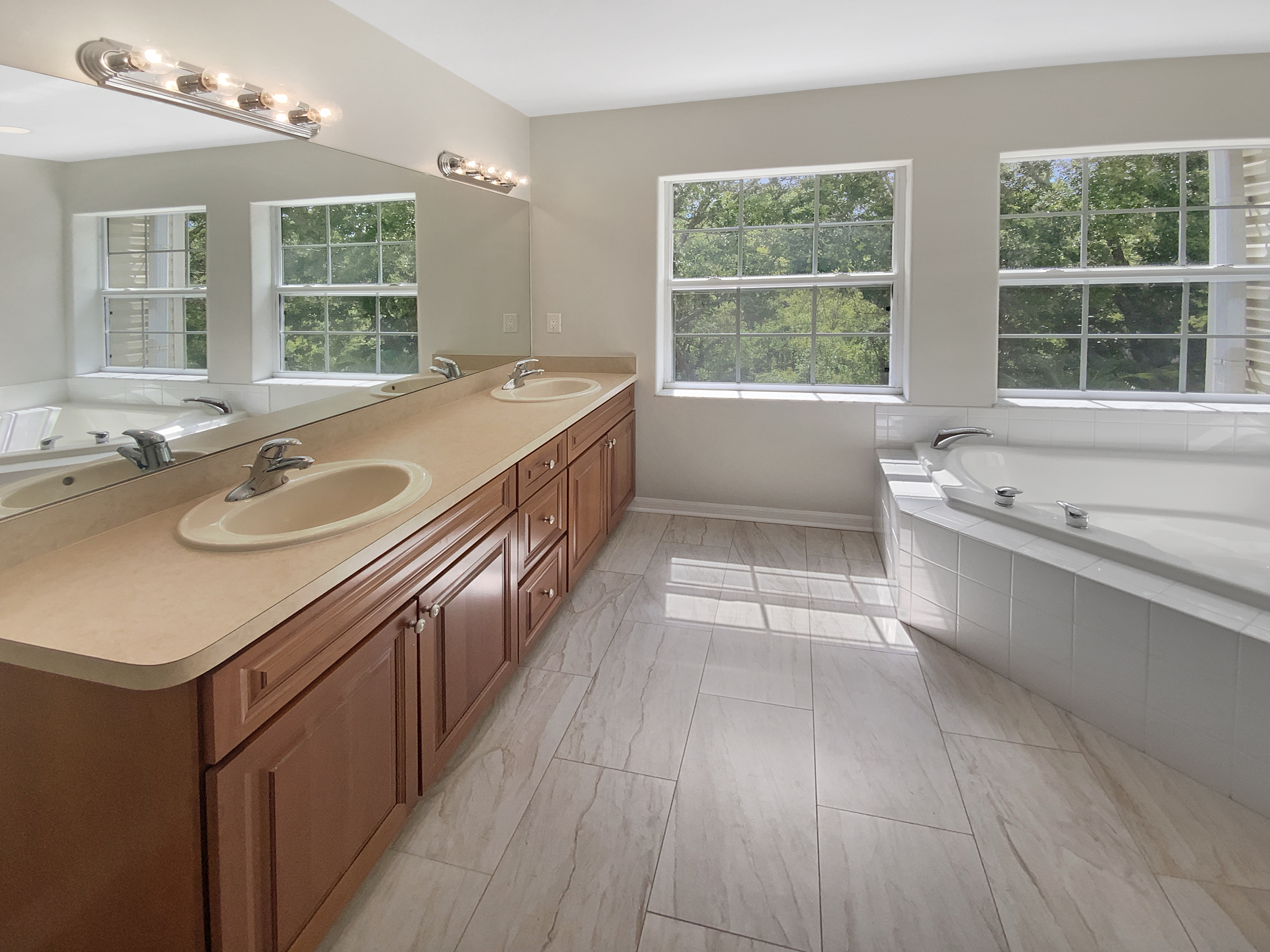 Photo 19 of 32 of 915 Woodbridge Ct, Safety Harbor, FL