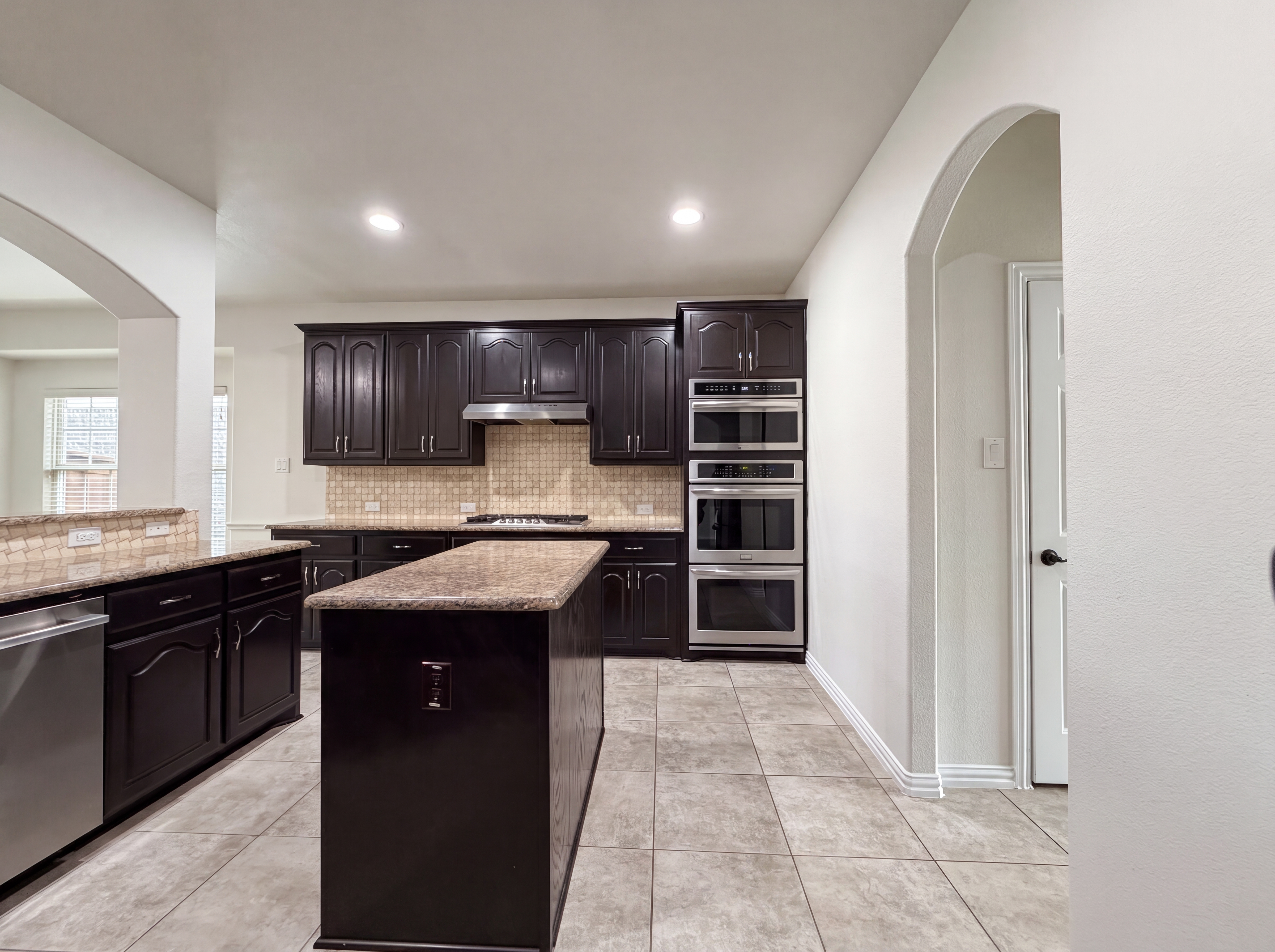 Photo 2 of 29 of 2948 Almansa, Grand Prairie, TX