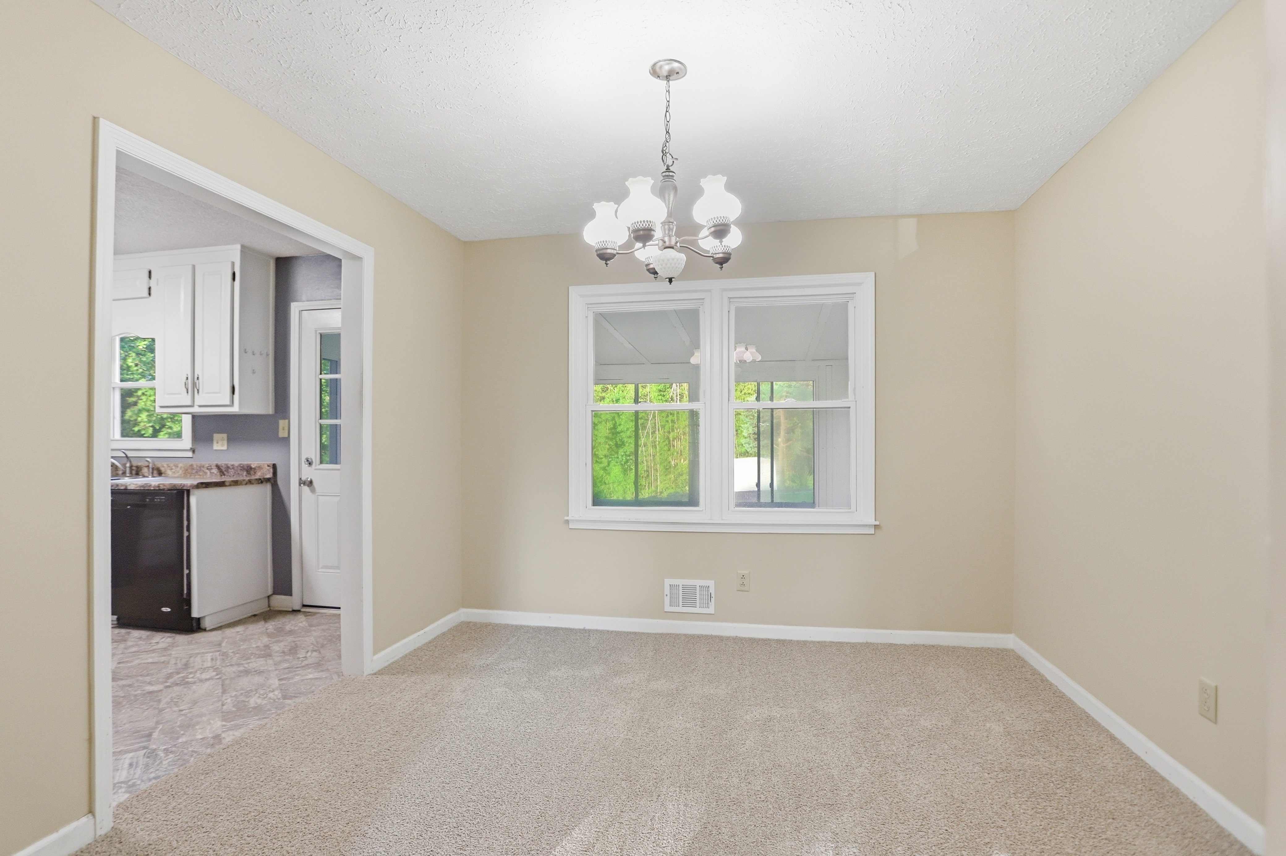 Photo 8 of 34 of 6742 Kellogg Dr, Acworth, GA