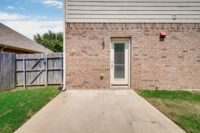 Photo 31 of 31 - 1203 Clearwater Dr, Grand Prairie, TX 75052