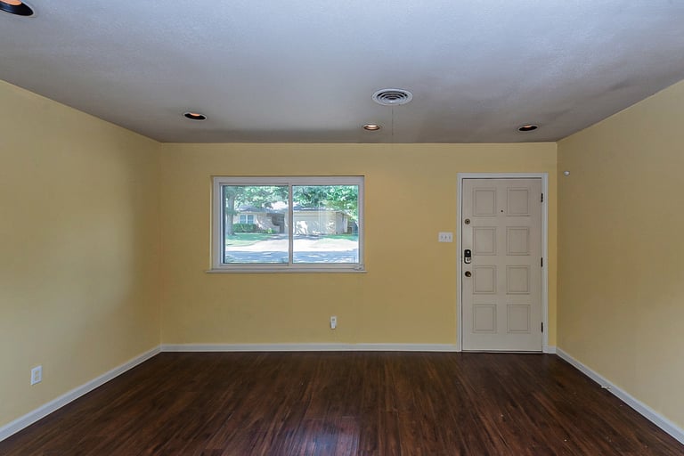 Photo 5 of 19 - 2605 Carten St, Fort Worth, TX 76112