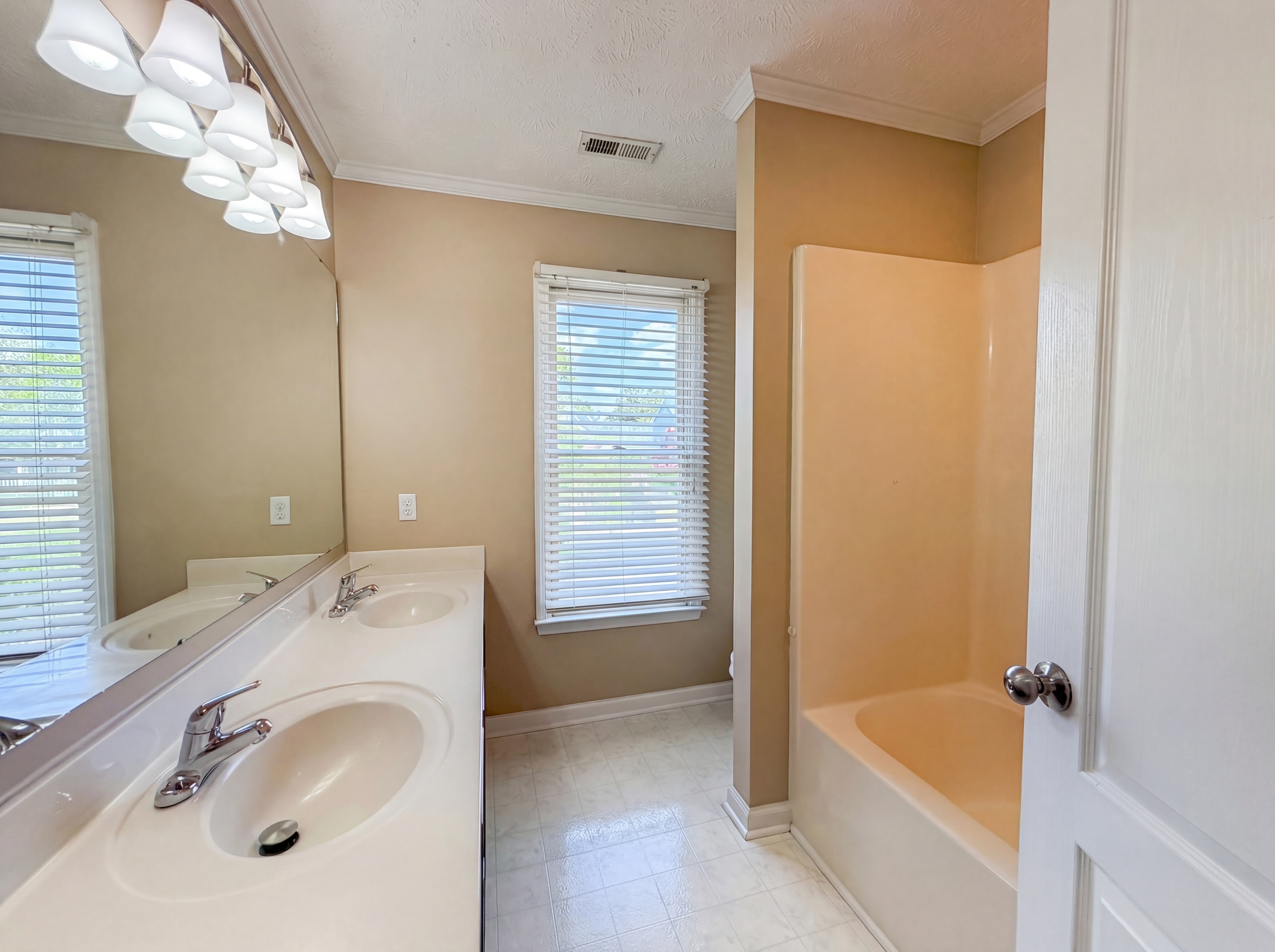 Photo 17 of 19 of 3516 Gables Dr, Fayetteville, NC