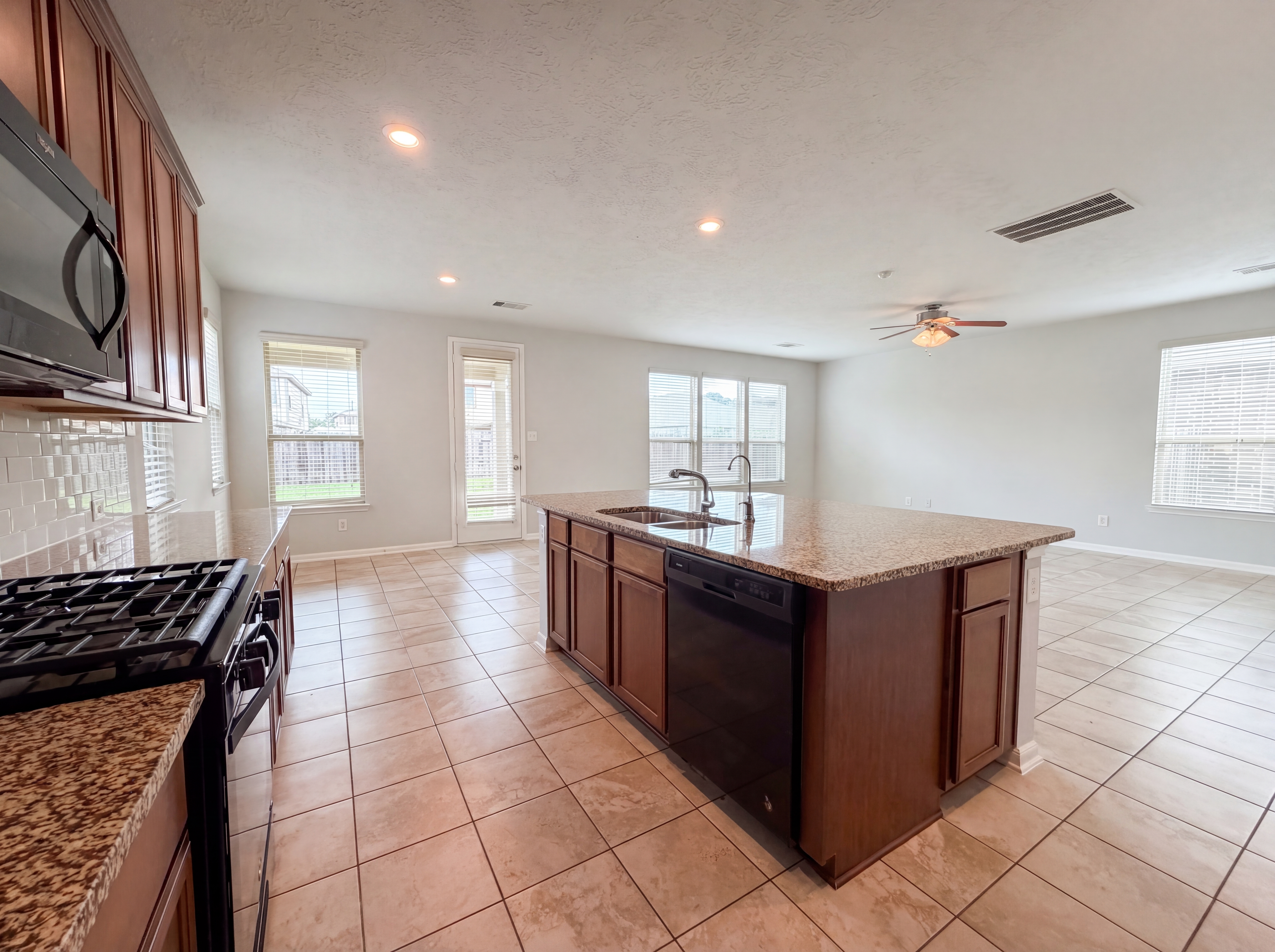 Photo 11 of 24 of 4022 Lake Cypress Cir, Houston, TX