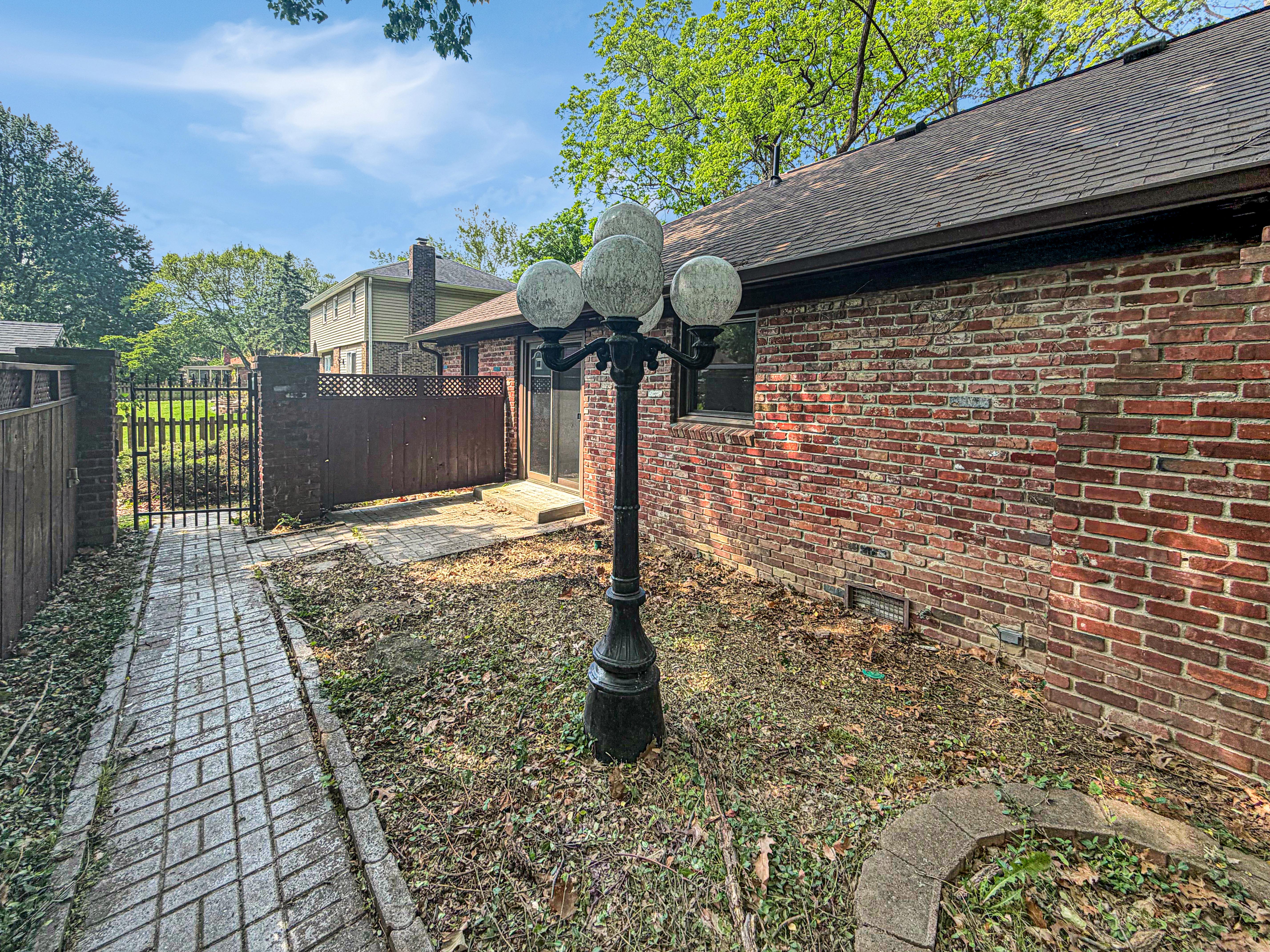 Photo 5 of 26 of 6811 Kingman Dr, Indianapolis, IN