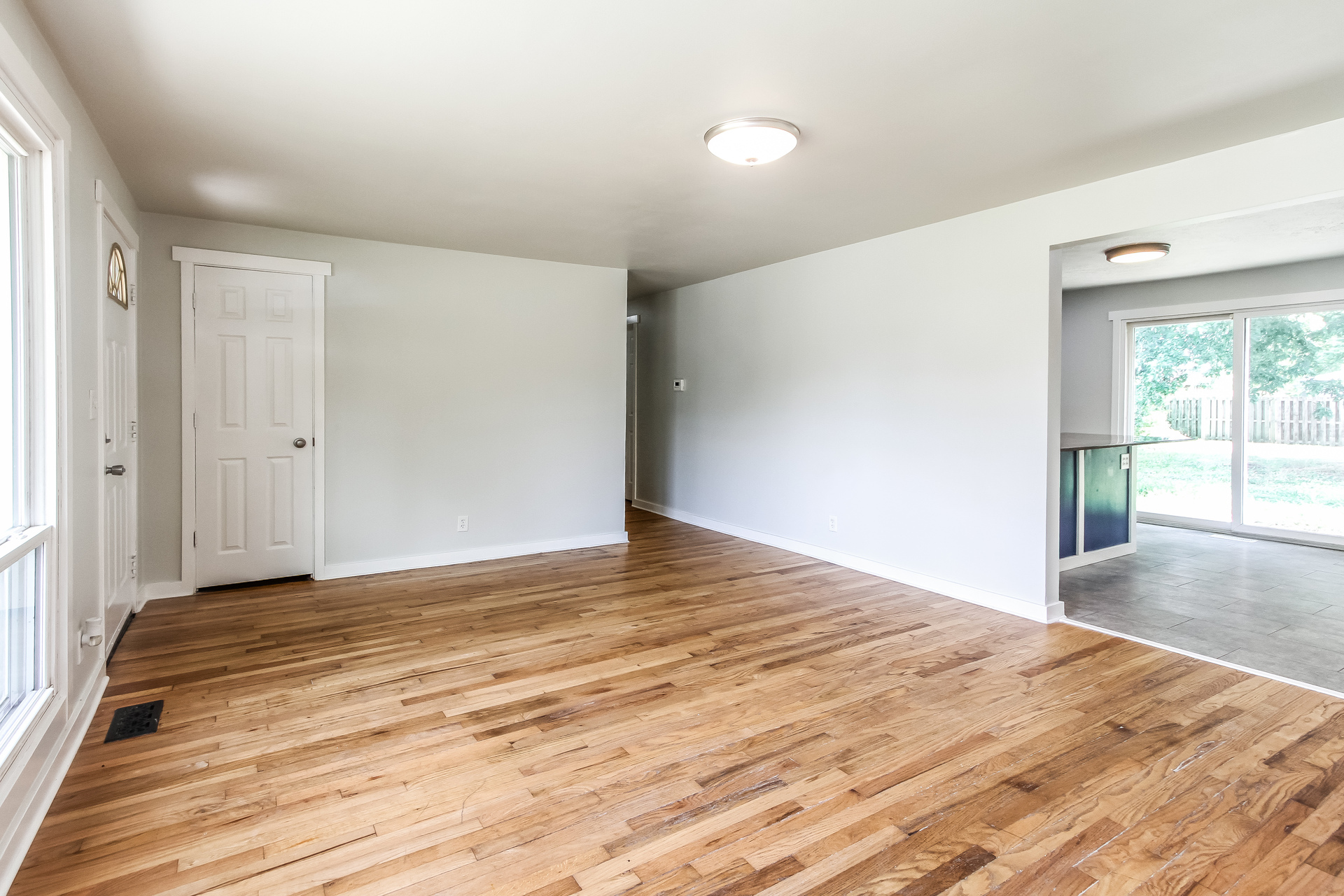 Photo 3 of 21 of 1219 Franklin St, Taylorsville, IN