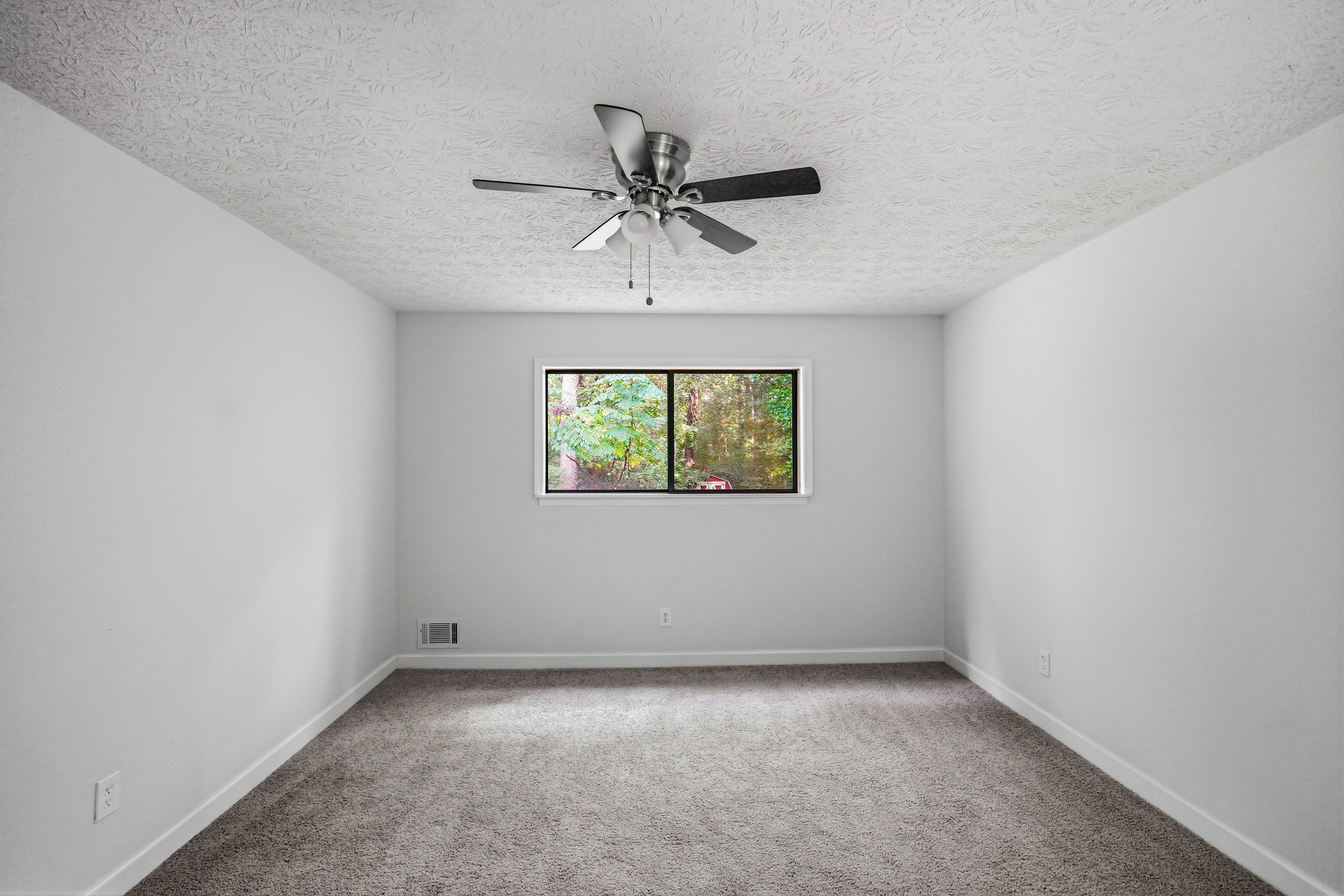 Photo 4 of 29 of 7052 Lodgepole Dr, Morrow, GA
