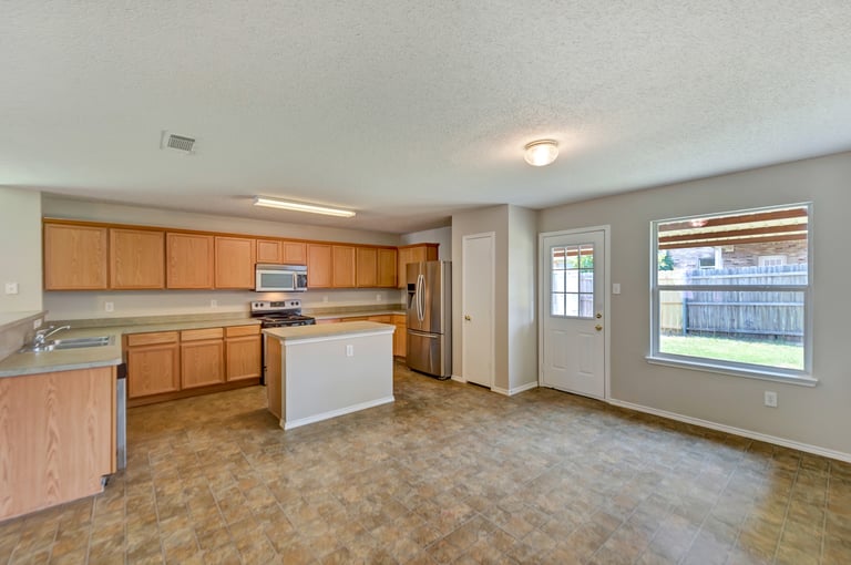 Photo 9 of 25 - 2051 La Salle Trl, Grand Prairie, TX 75052
