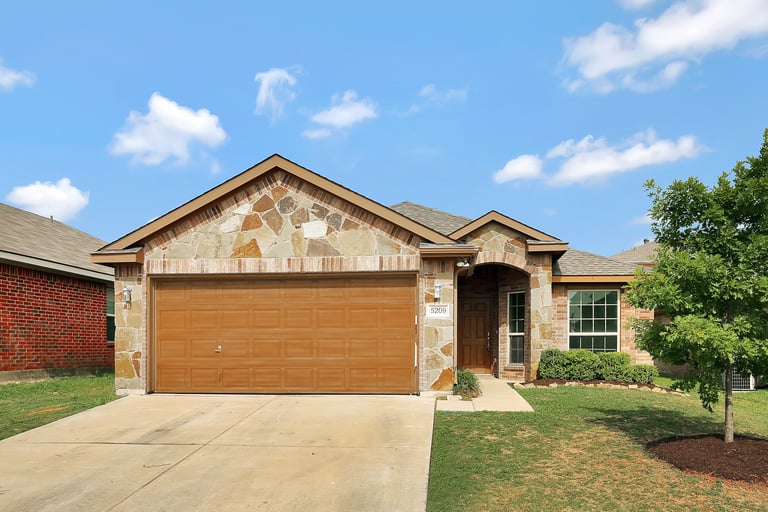 Photo 1 of 26 - 5209 Mirror Lake Dr, Haltom City, TX 76117