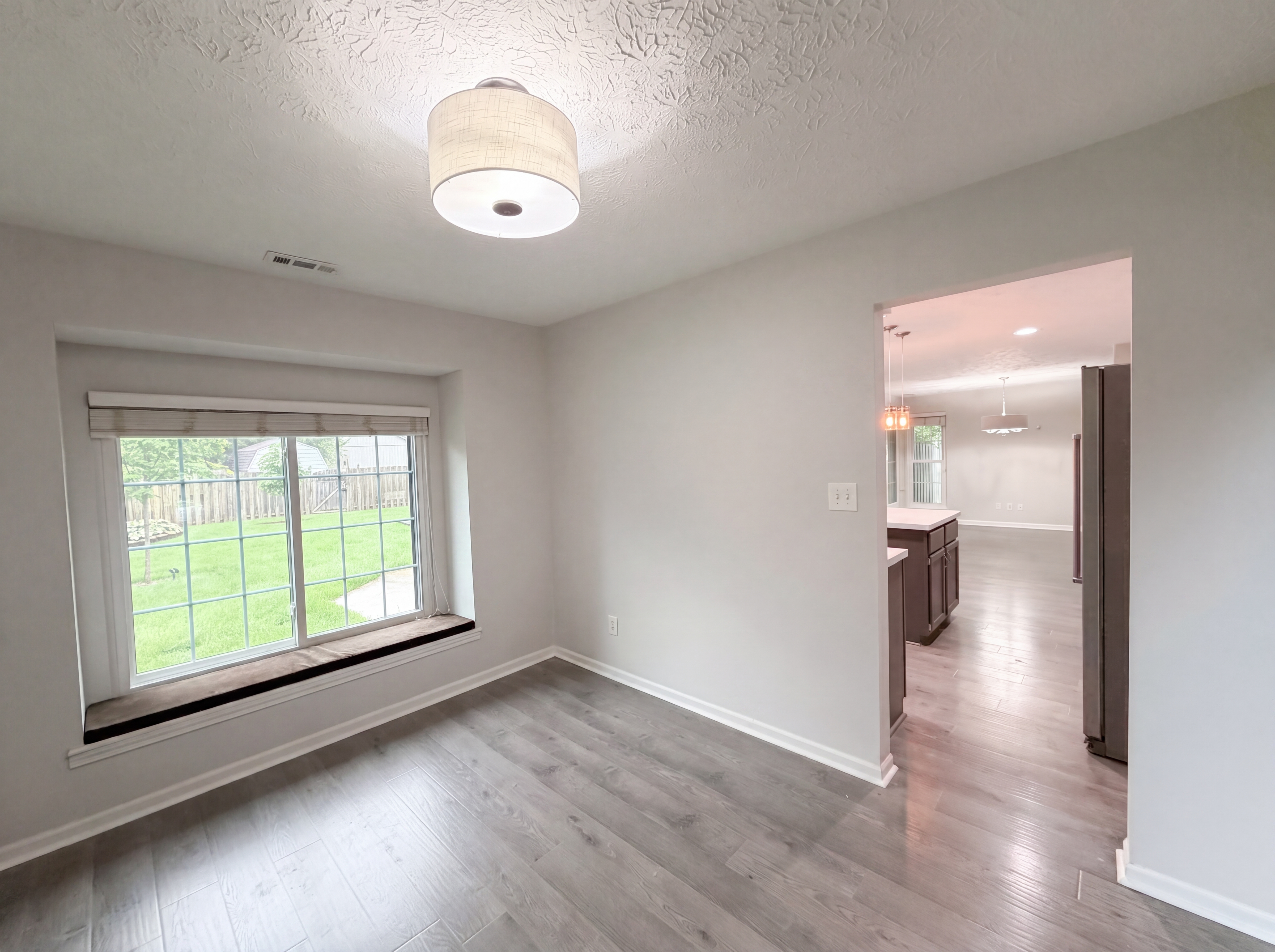 Photo 8 of 21 of 8302 La Habra Ln, Indianapolis, IN