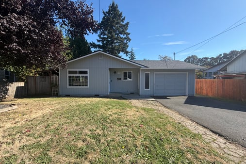 Photo 1 of 24 of 324 N 5th St, Saint Helens, OR