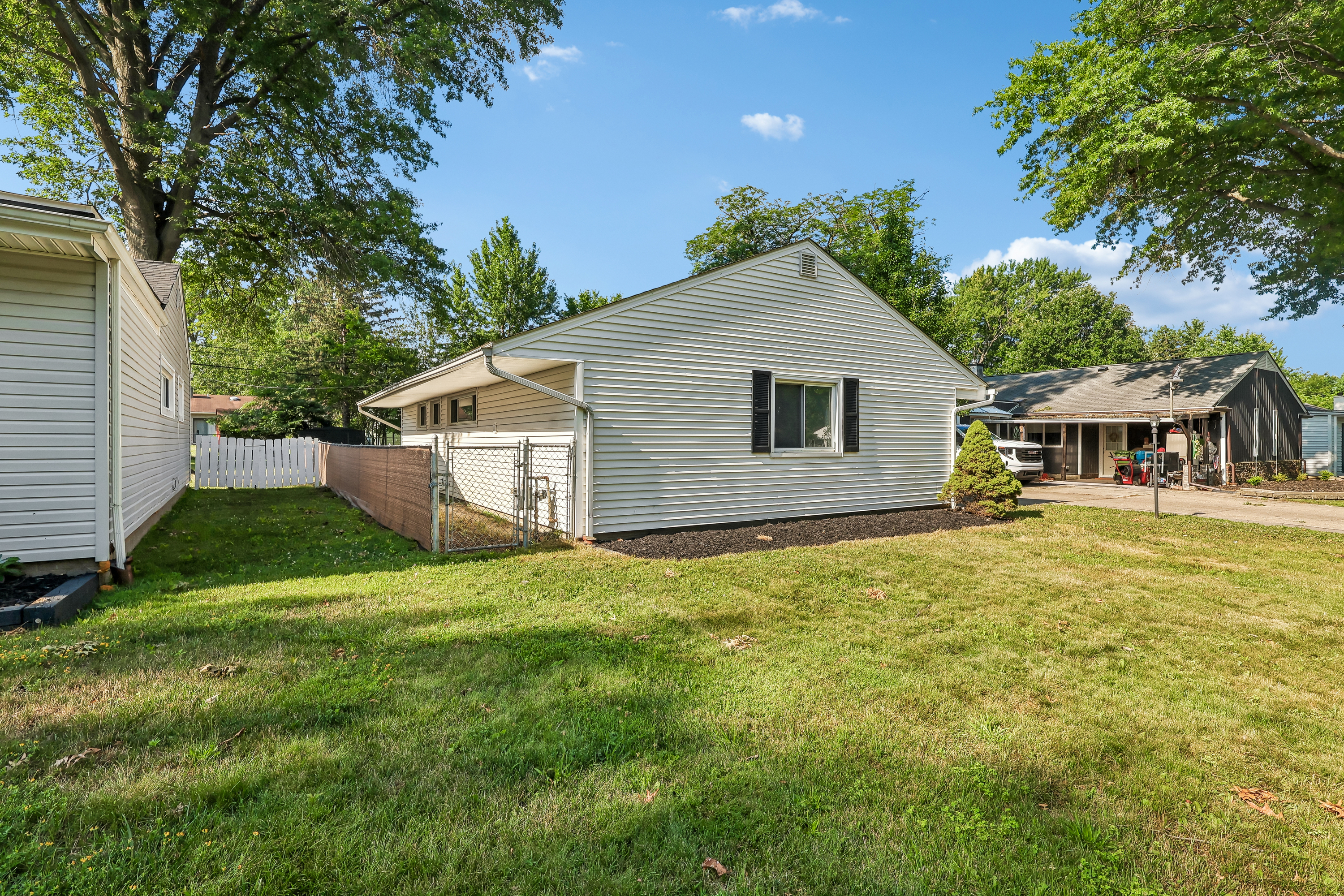 Photo 24 of 33 of 9011 Manorford Dr, Cleveland, OH