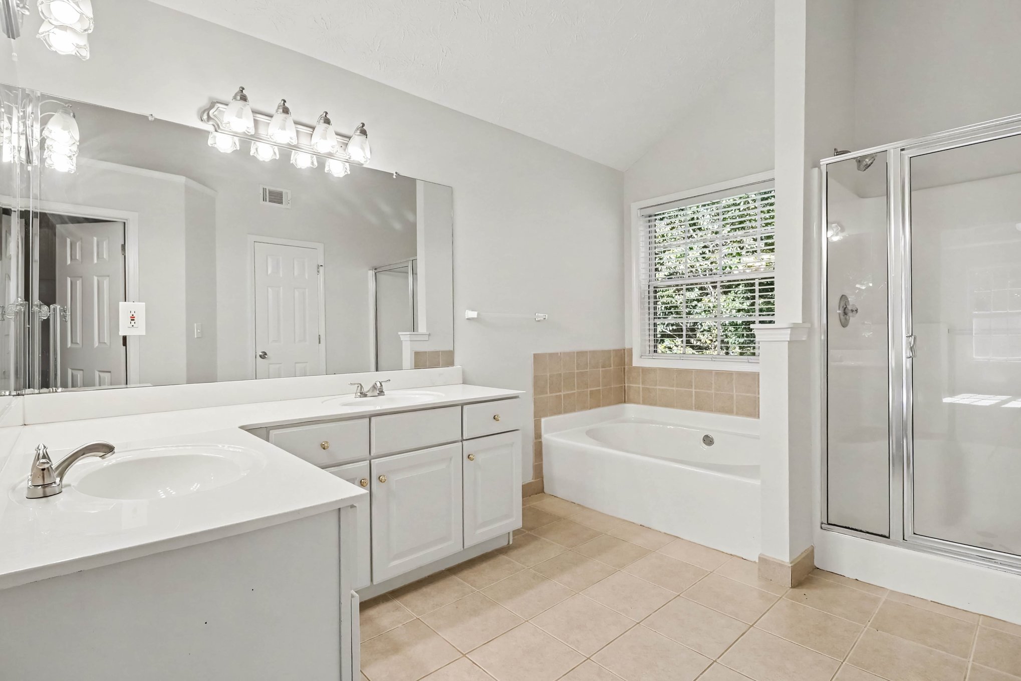 Photo 11 of 38 of 2859 Savannah Walk Ln, Suwanee, GA