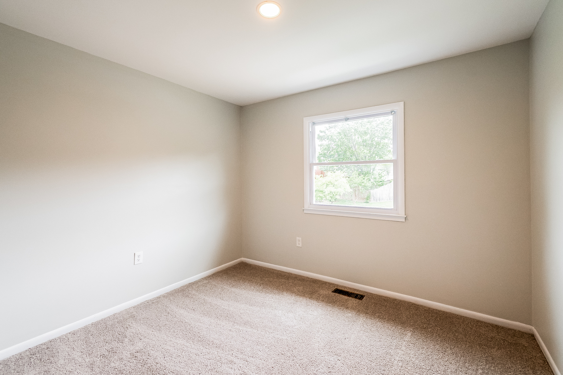 Photo 16 of 22 of 13449 Nascoby Ln, Woodbridge, VA
