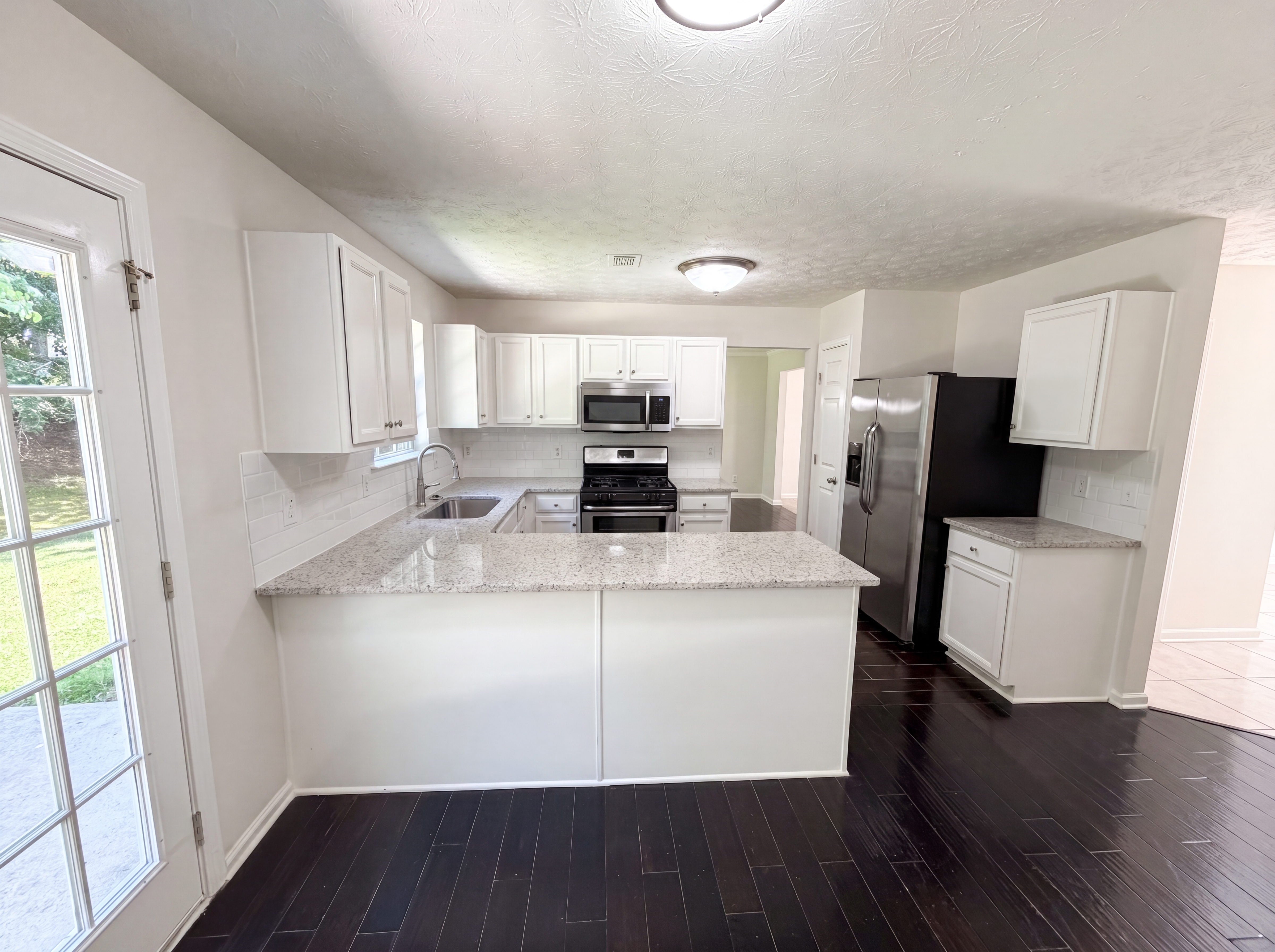 Photo 2 of 25 of 3582 Coveside Ct, Loganville, GA