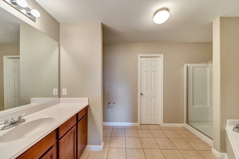 Photo 14 of 22 - 516 Noble Grove Ln, Fort Worth, TX 76140