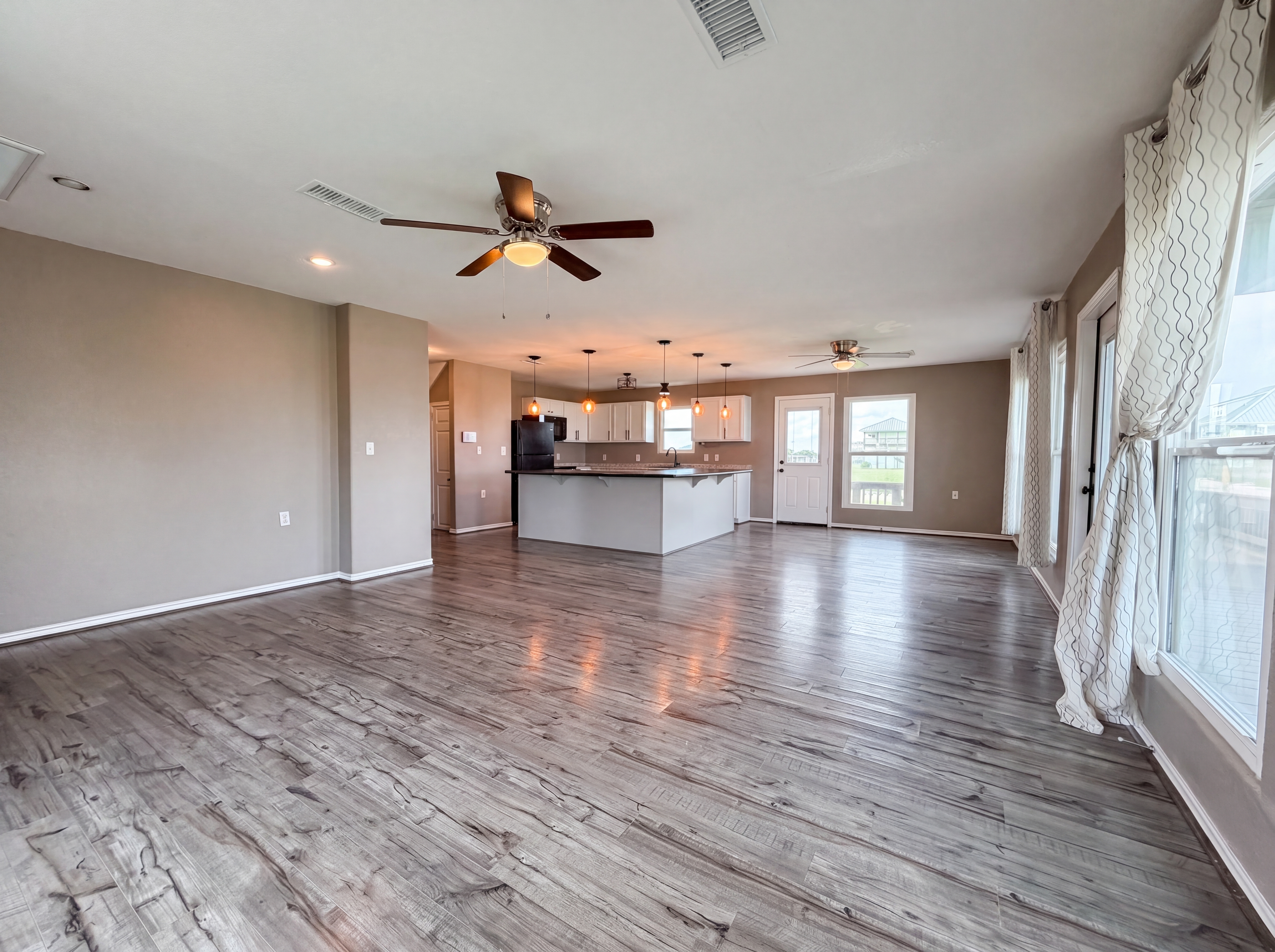 Photo 3 of 19 of 552 Marshall Johnson Ave S, Port Lavaca, TX