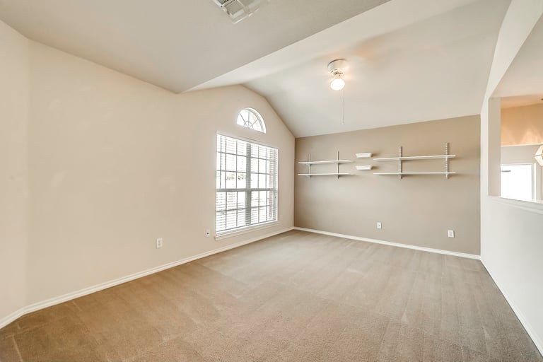 Photo 4 of 26 - 10516 Cloisters Dr, Fort Worth, TX 76131