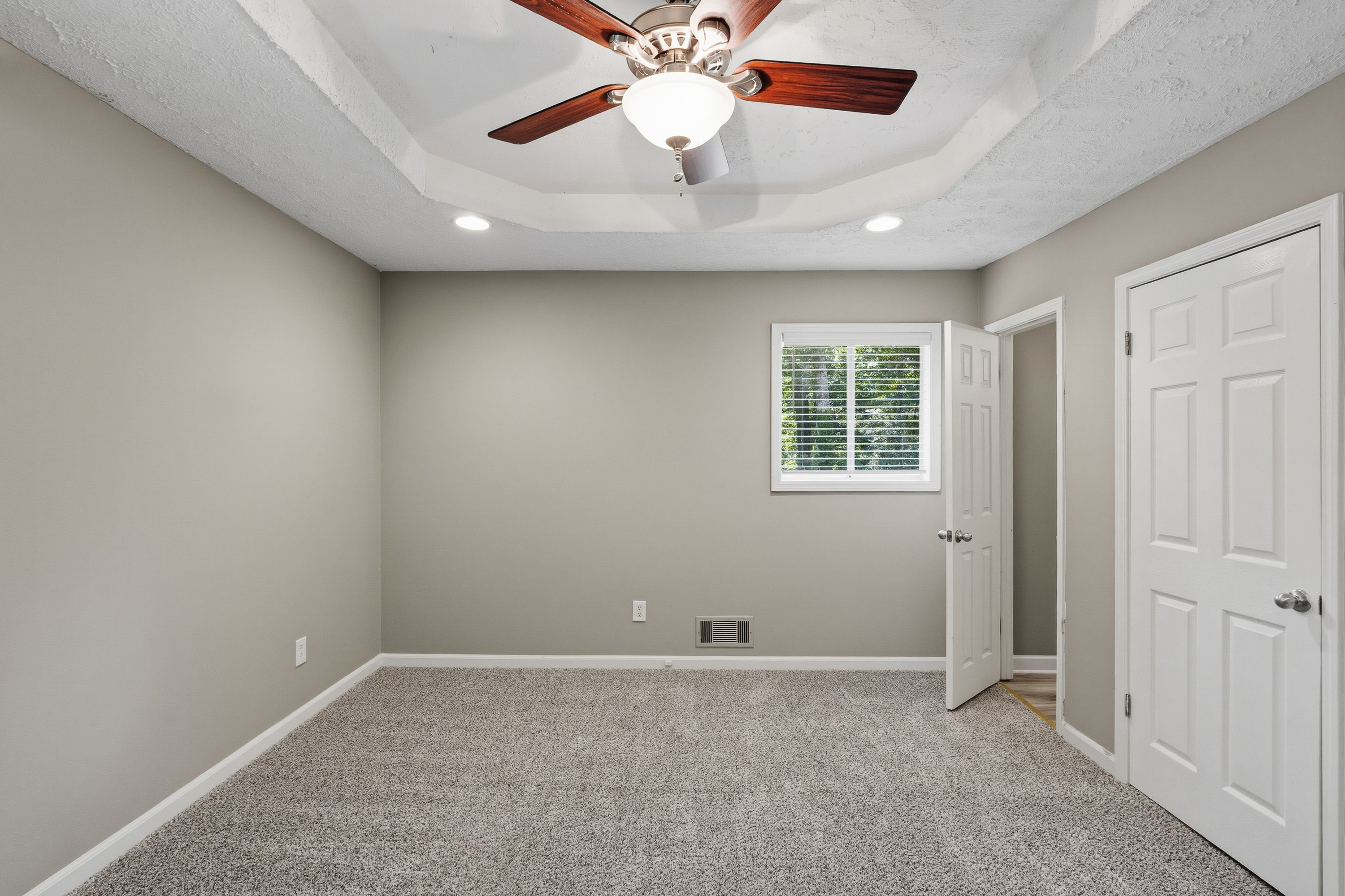 Photo 4 of 46 of 639 Cedrick Ln, Stone Mountain, GA